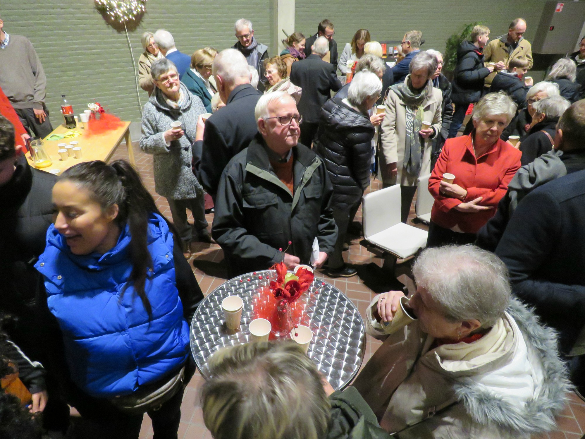 Receptie met gluywein met kerstwensen uit te delen