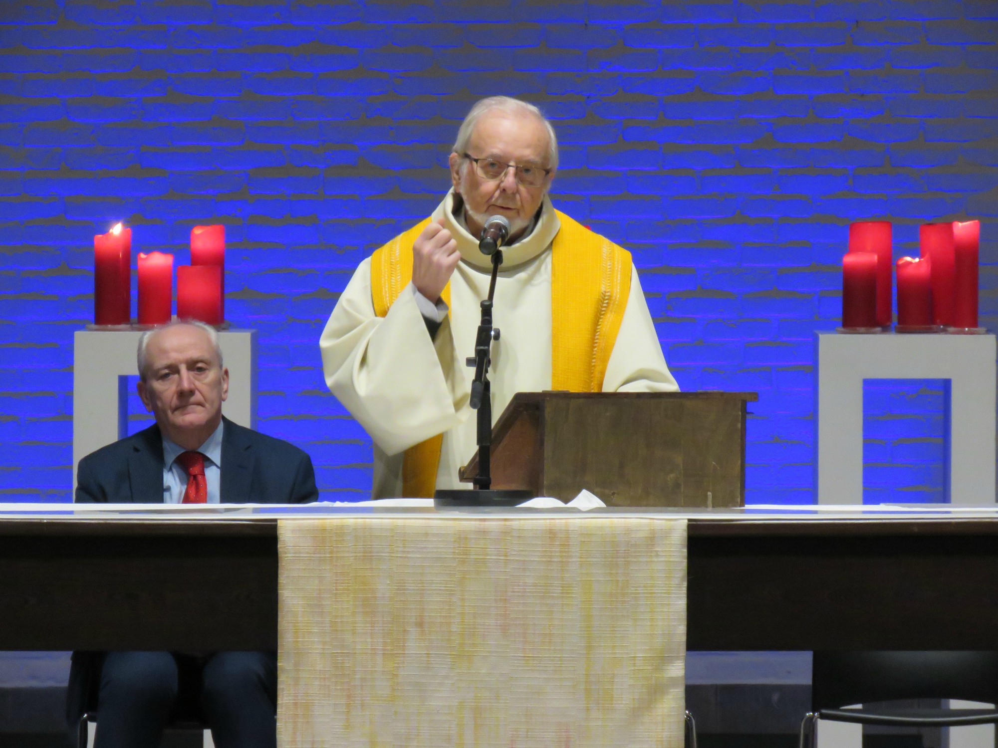 Viering en woordje na de lezingen door priester Paul Scheelen