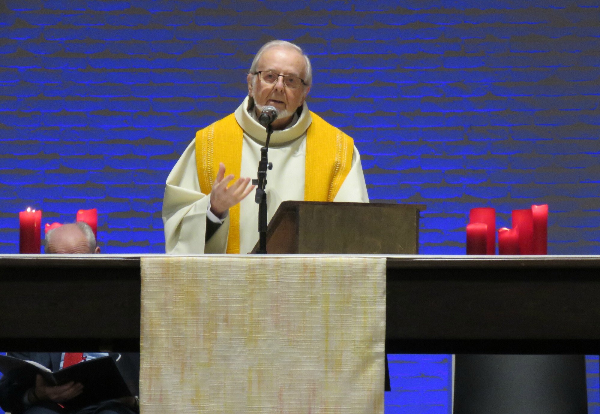 Viering en woordje na de lezingen door priester Paul Scheelen