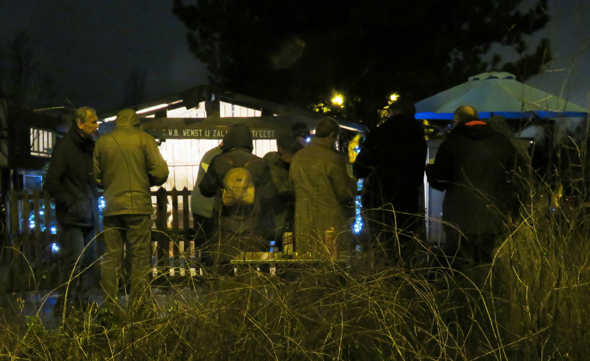 Kerststalzingen aan de KWB kerststal aan de Melis Stokelaan, Antwerpen Linkeroever