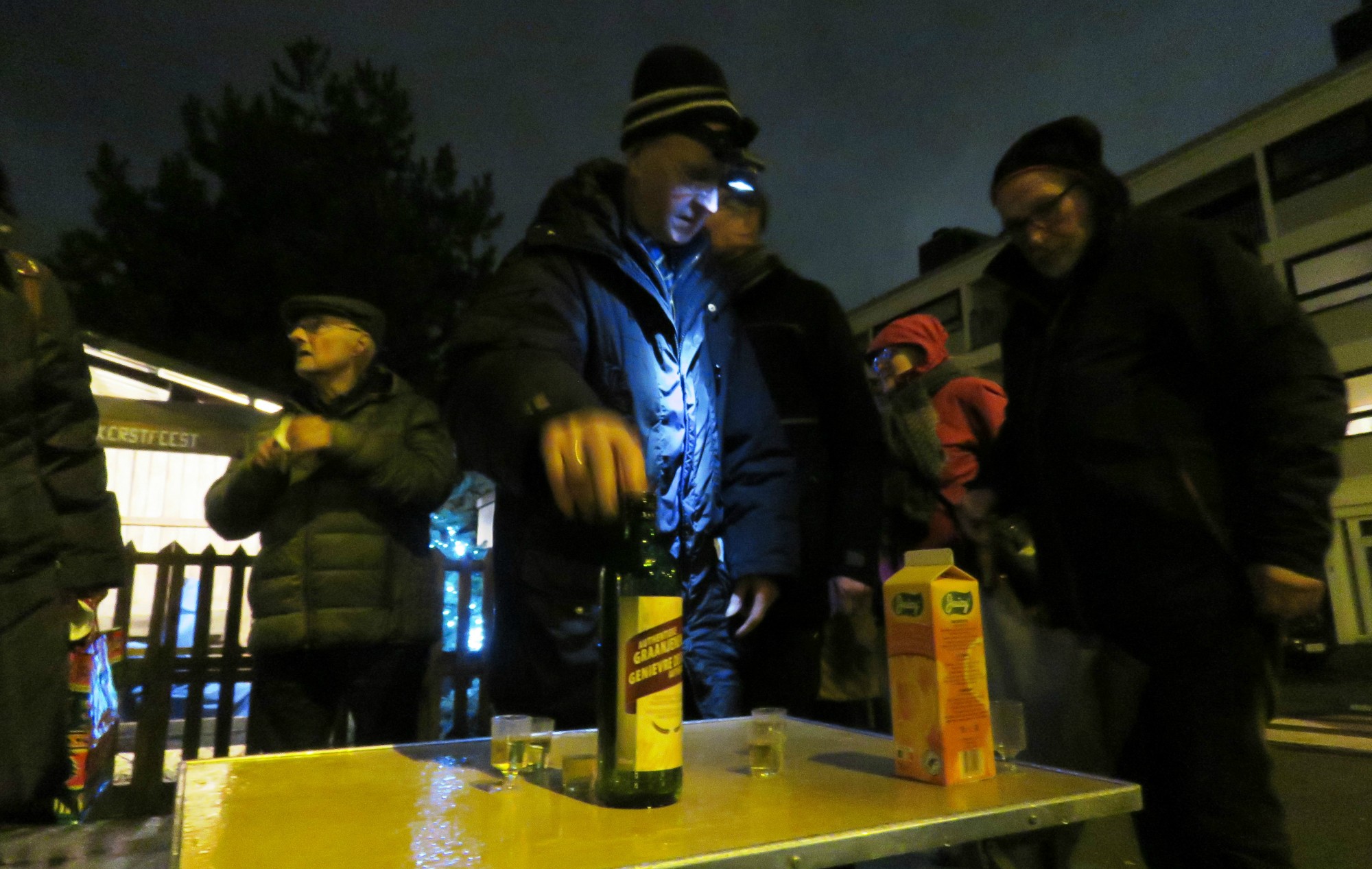 Ludo zorgt voor de kelen met een glaasje jenever