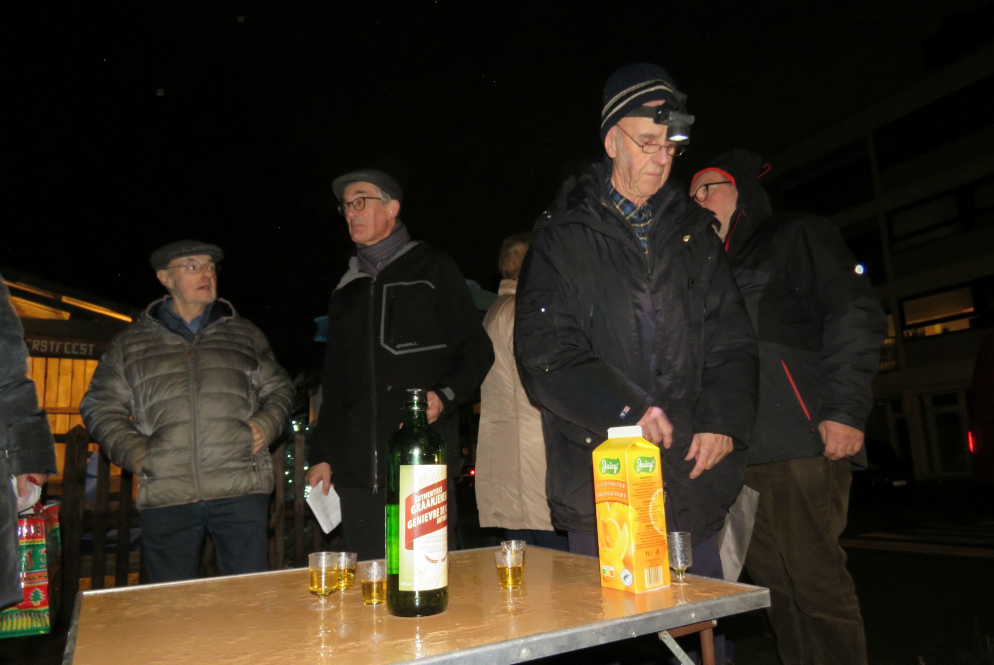 Ludo zorgt voor de kelen met een glaasje jenever