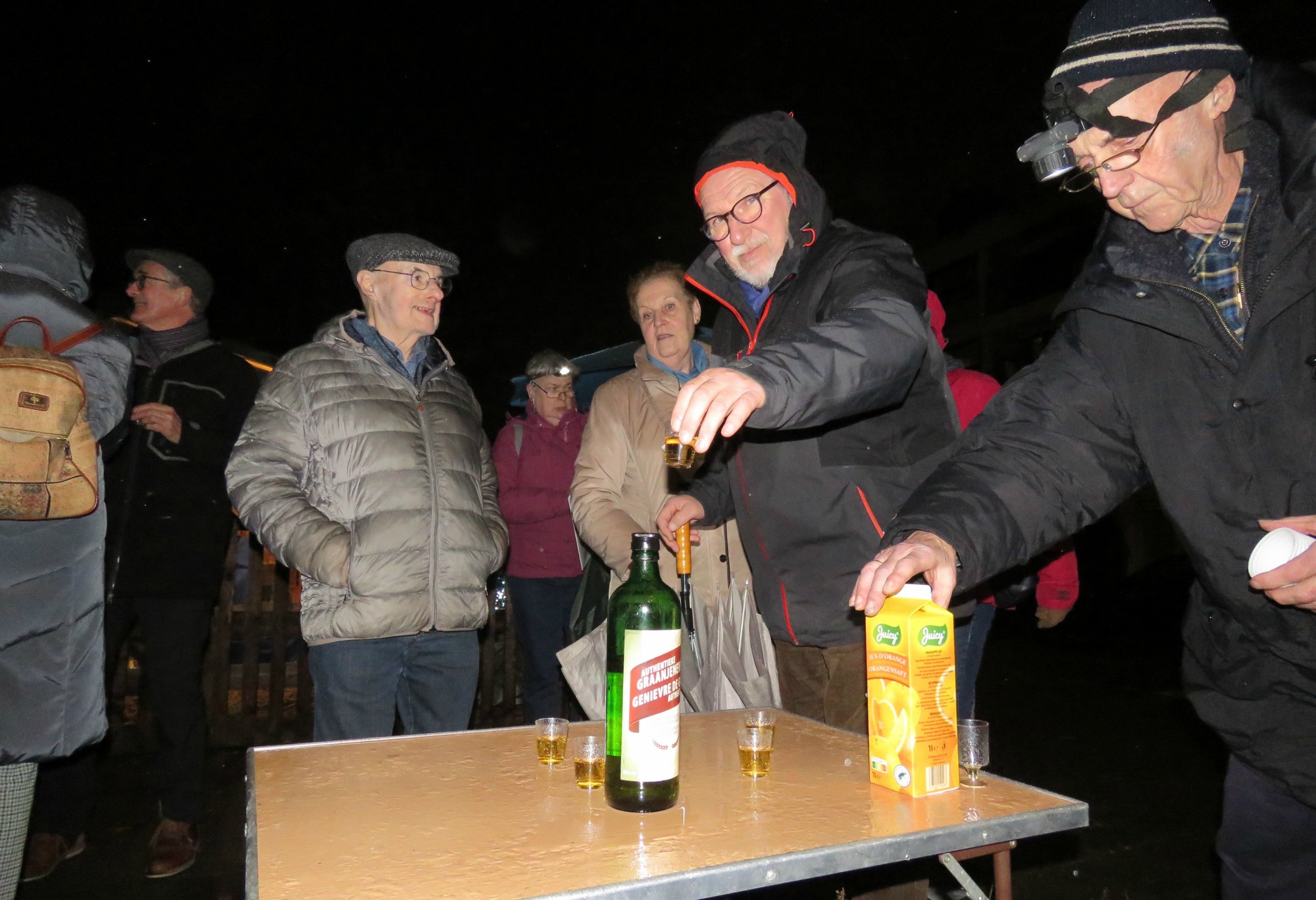 Ludo zorgt voor de kelen met een glaasje jenever