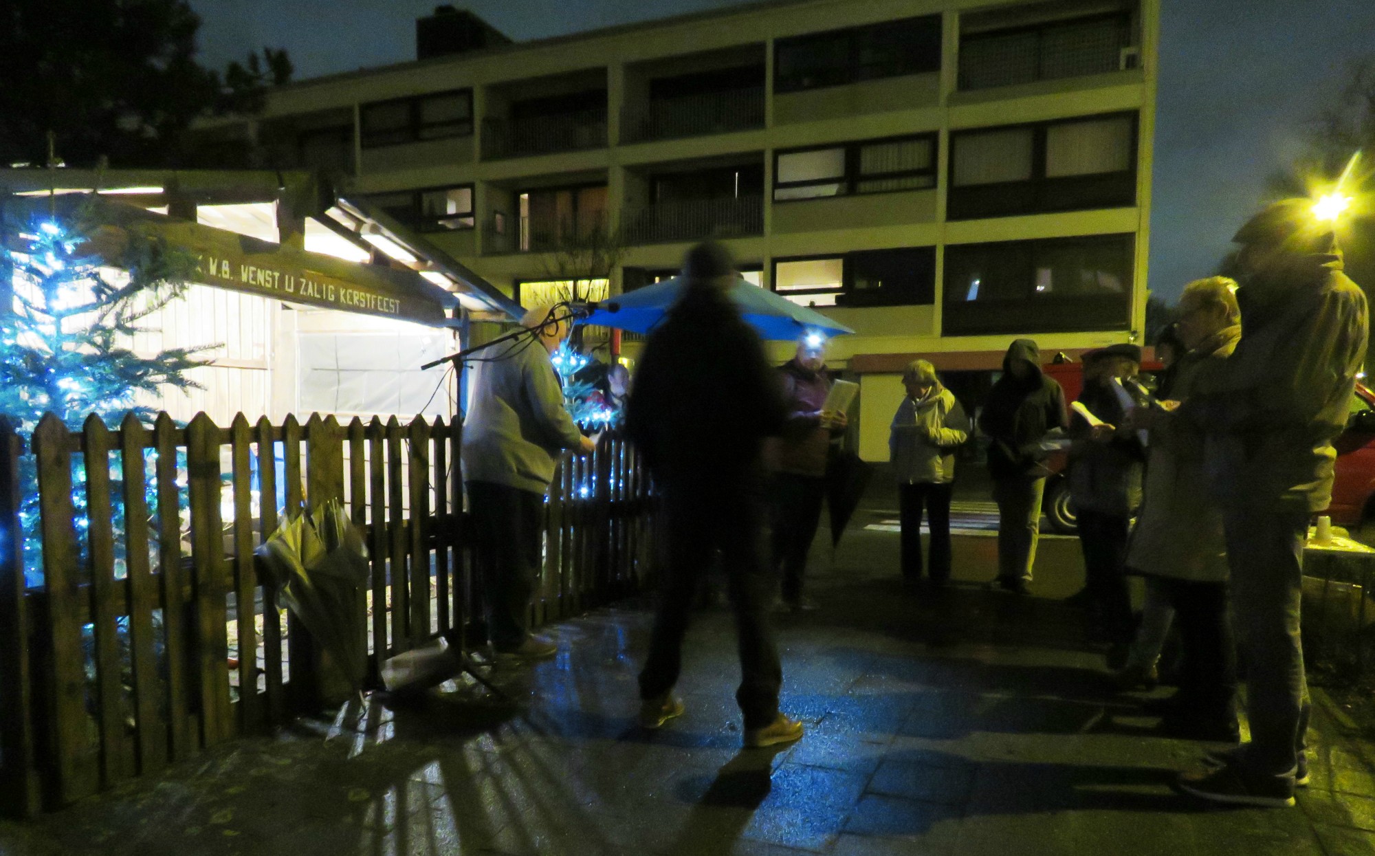 Kerststalzingen aan de KWB kerststal aan de Melis Stokelaan, Antwerpen Linkeroever