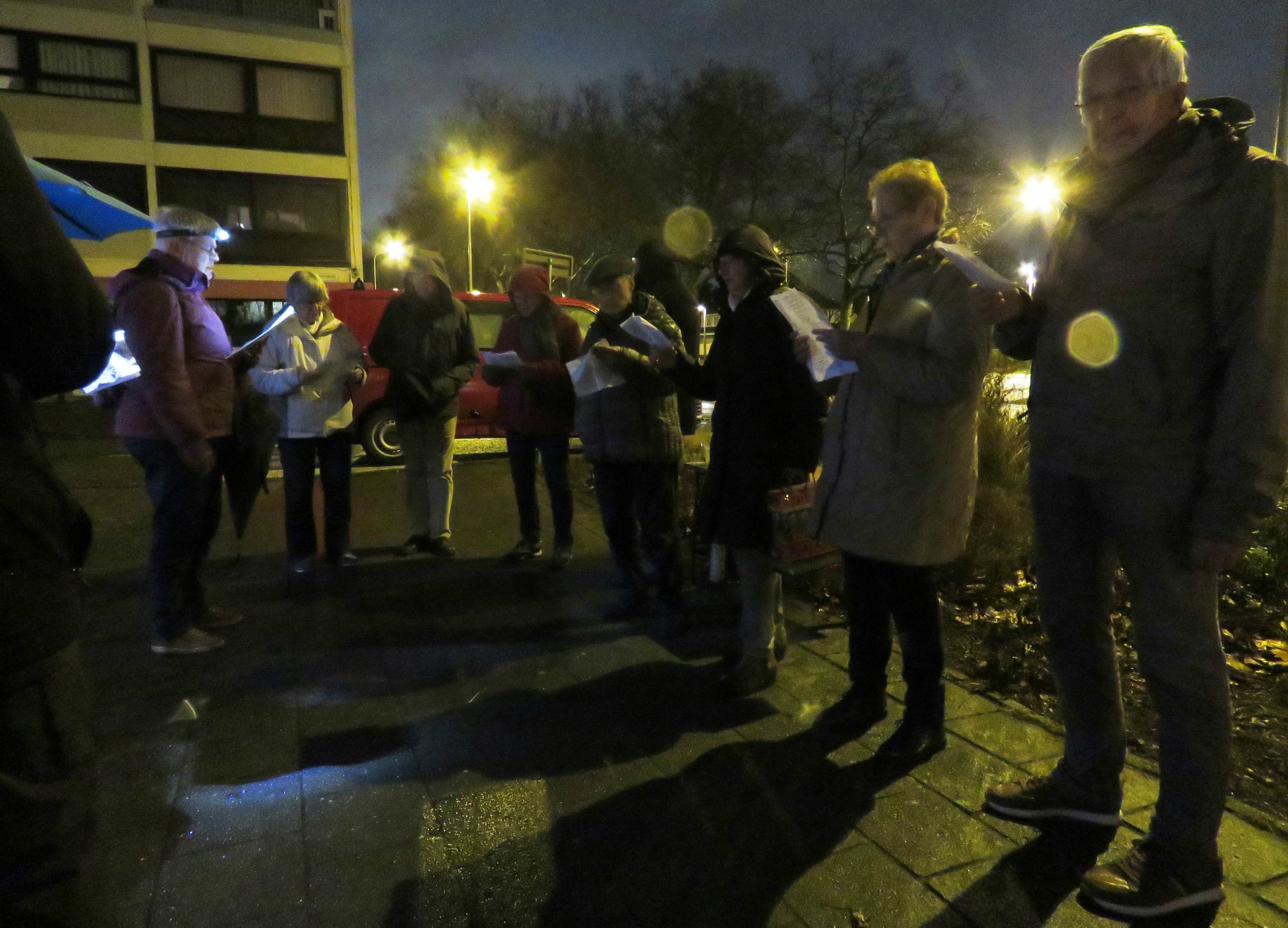 Kerststalzingen aan de KWB kerststal aan de Melis Stokelaan, Antwerpen Linkeroever