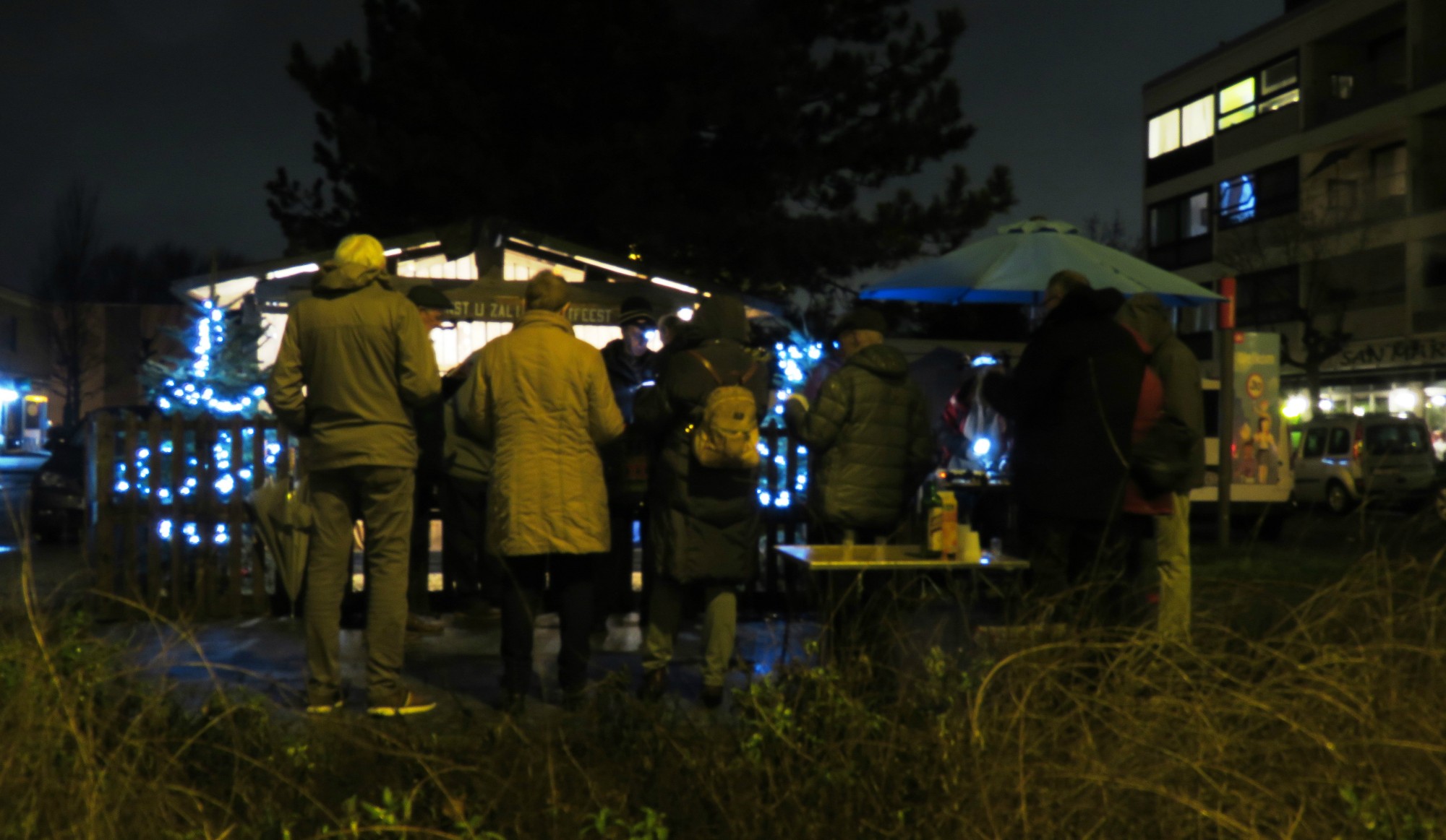 Kerststalzingen aan de KWB kerststal aan de Melis Stokelaan, Antwerpen Linkeroever