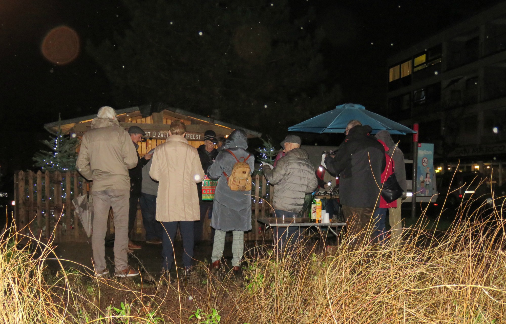 Kerststalzingen aan de KWB kerststal aan de Melis Stokelaan, Antwerpen Linkeroever