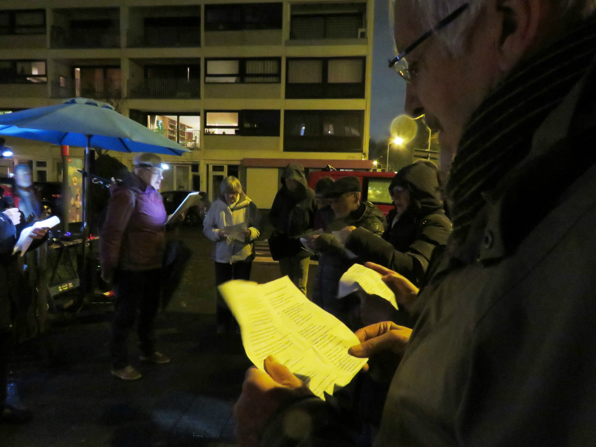 Kerststalzingen aan de KWB kerststal aan de Melis Stokelaan, Antwerpen Linkeroever