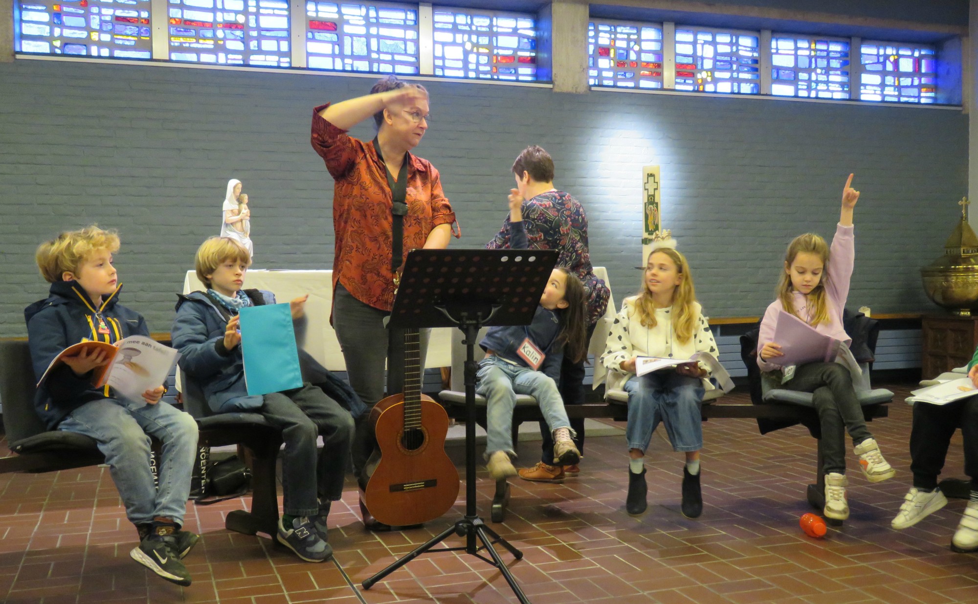 Eerst een liedje aanleren samen met juf Marianne en haar gitaar