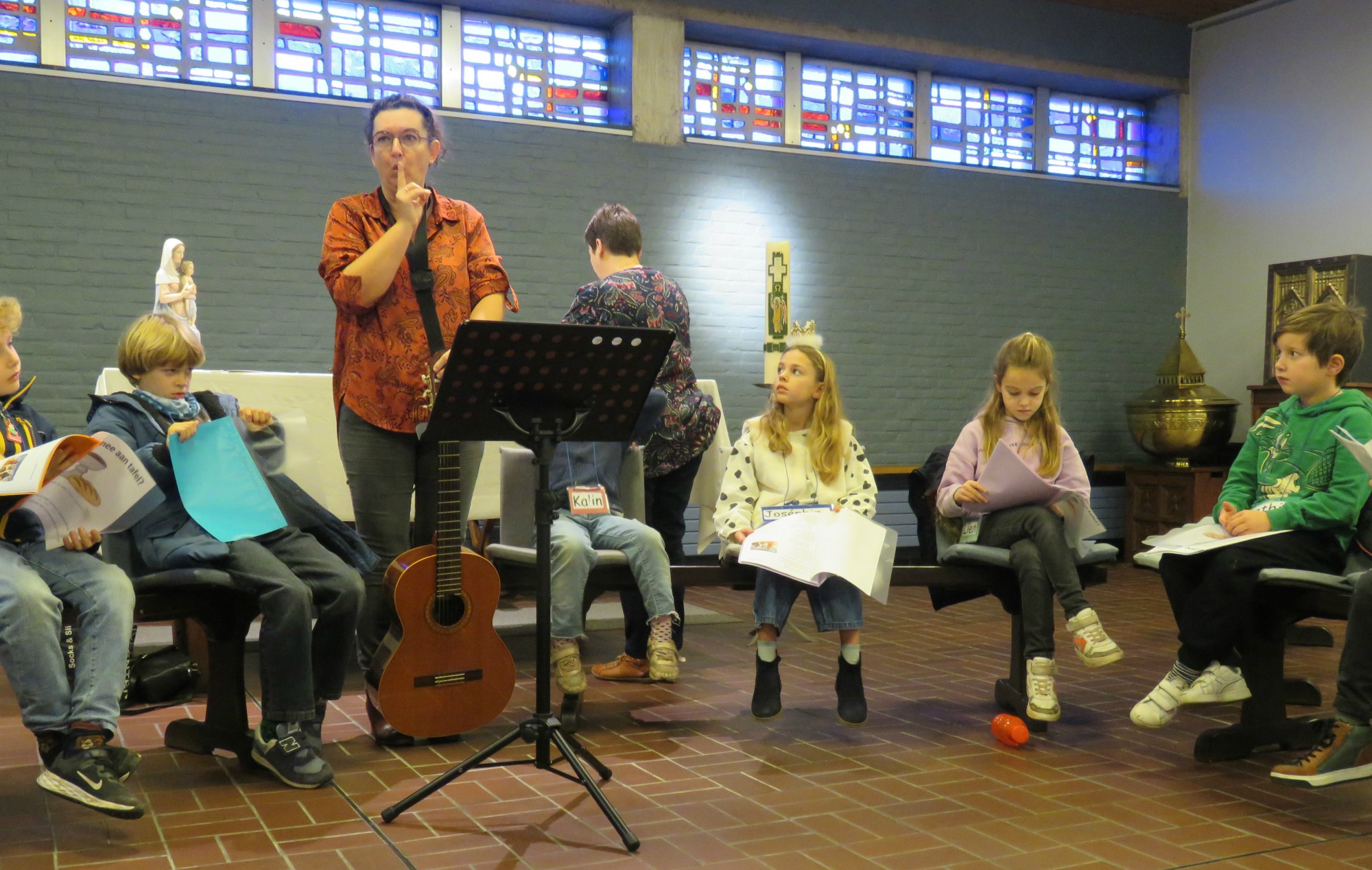 Eerst een liedje aanleren samen met juf Marianne en haar gitaar