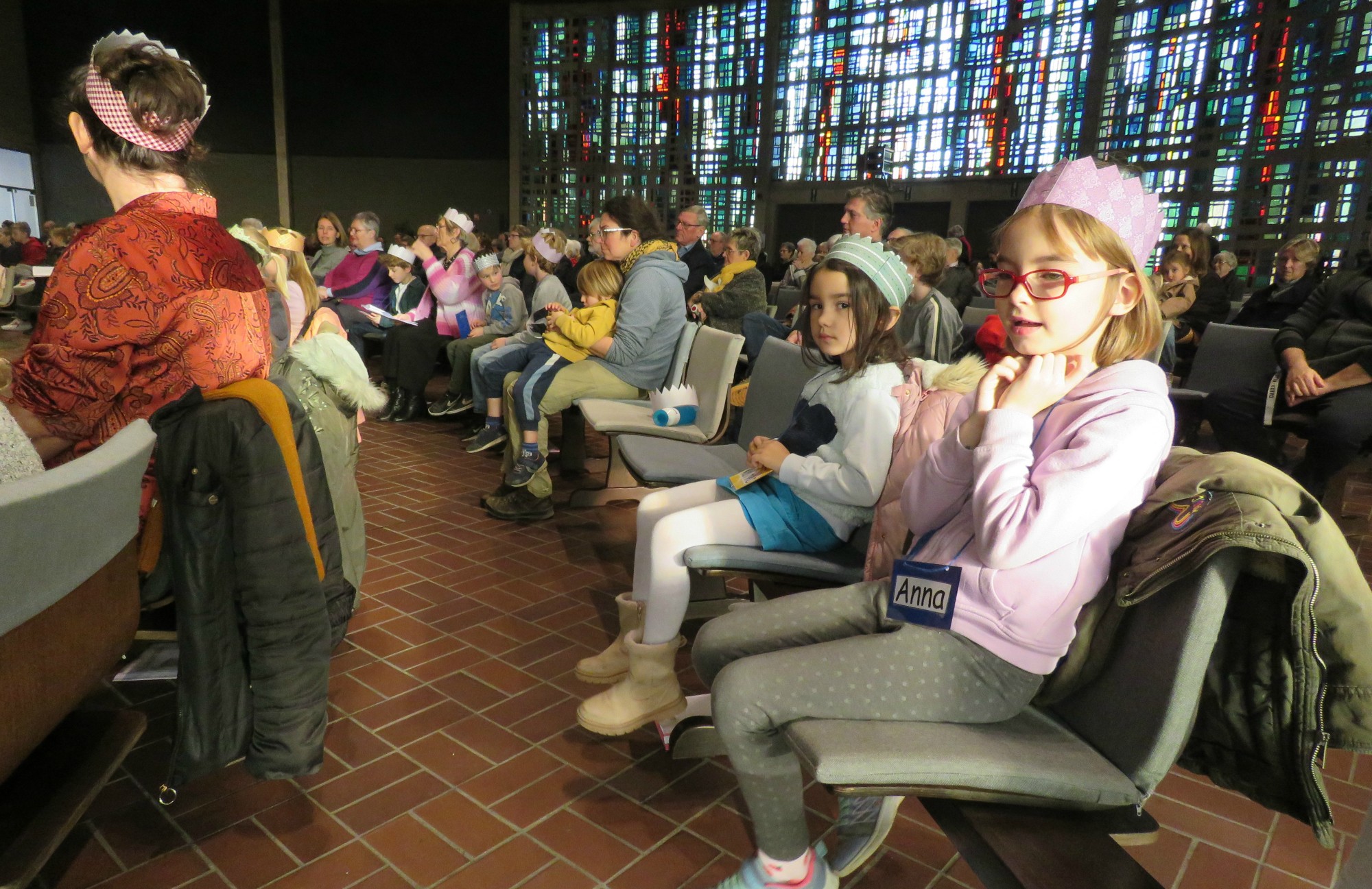 De eerste communicanten vooraan in de kerk