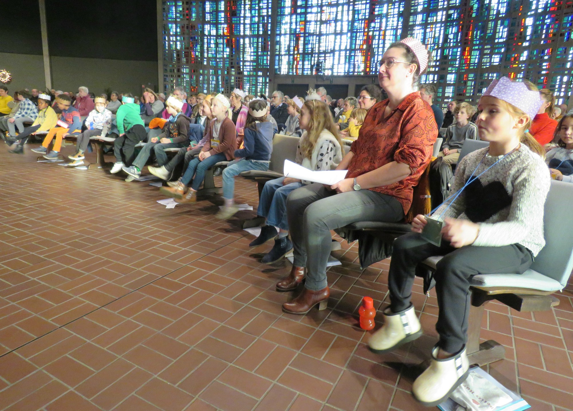 De eerste communicanten vooraan in de kerk