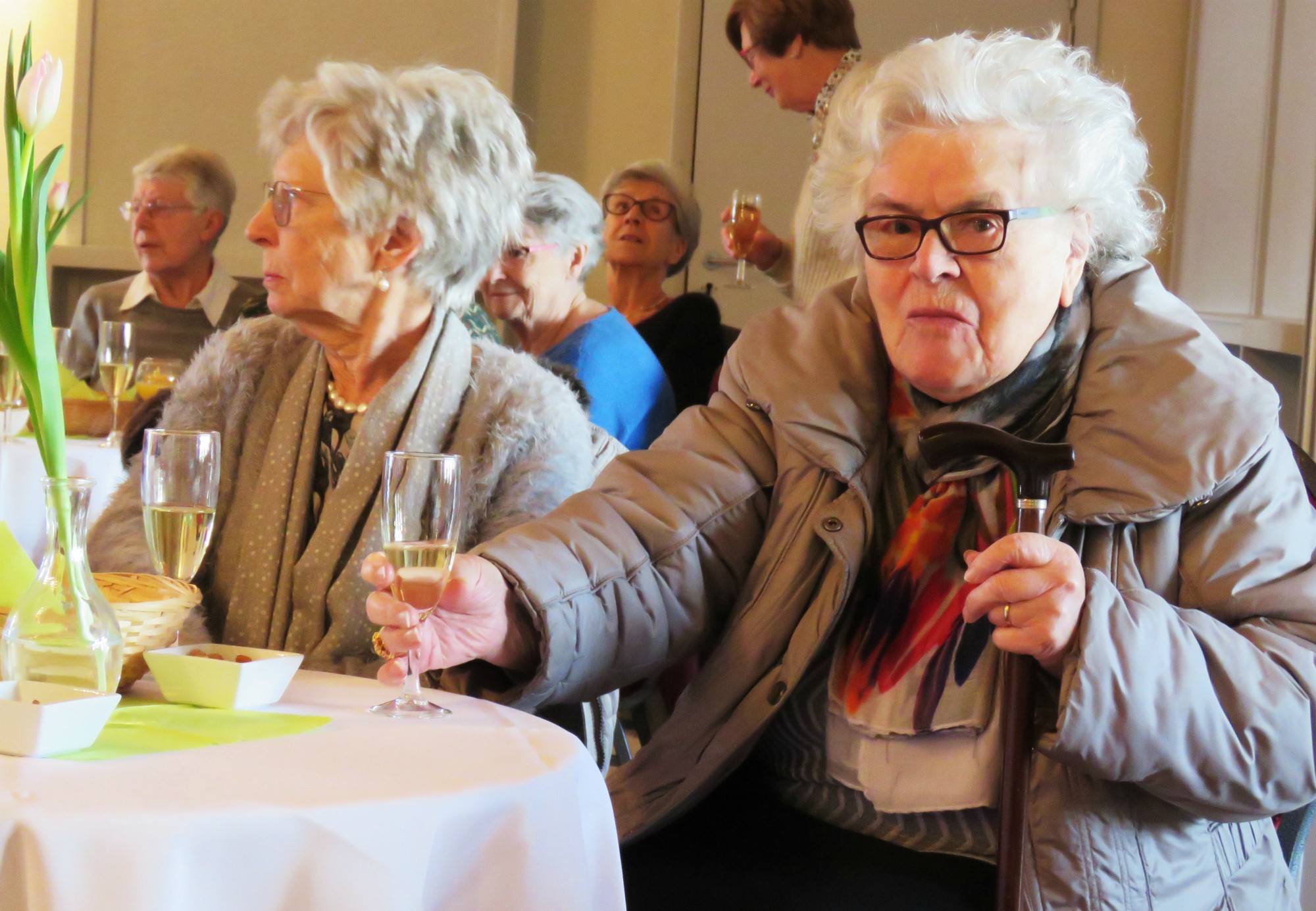 Elkaar na drie jaar weer ontmoeten bij een hapje en een drankje in het Sint-Anneke Centrum