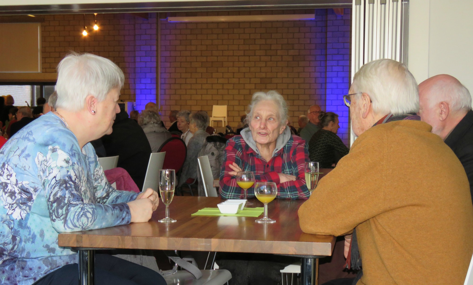 Elkaar na drie jaar weer ontmoeten bij een hapje en een drankje in het Sint-Anneke Centrum