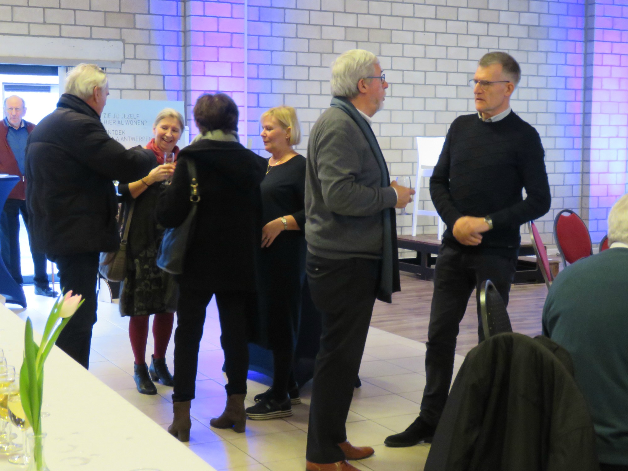 Elkaar na drie jaar weer ontmoeten bij een hapje en een drankje in het Sint-Anneke Centrum