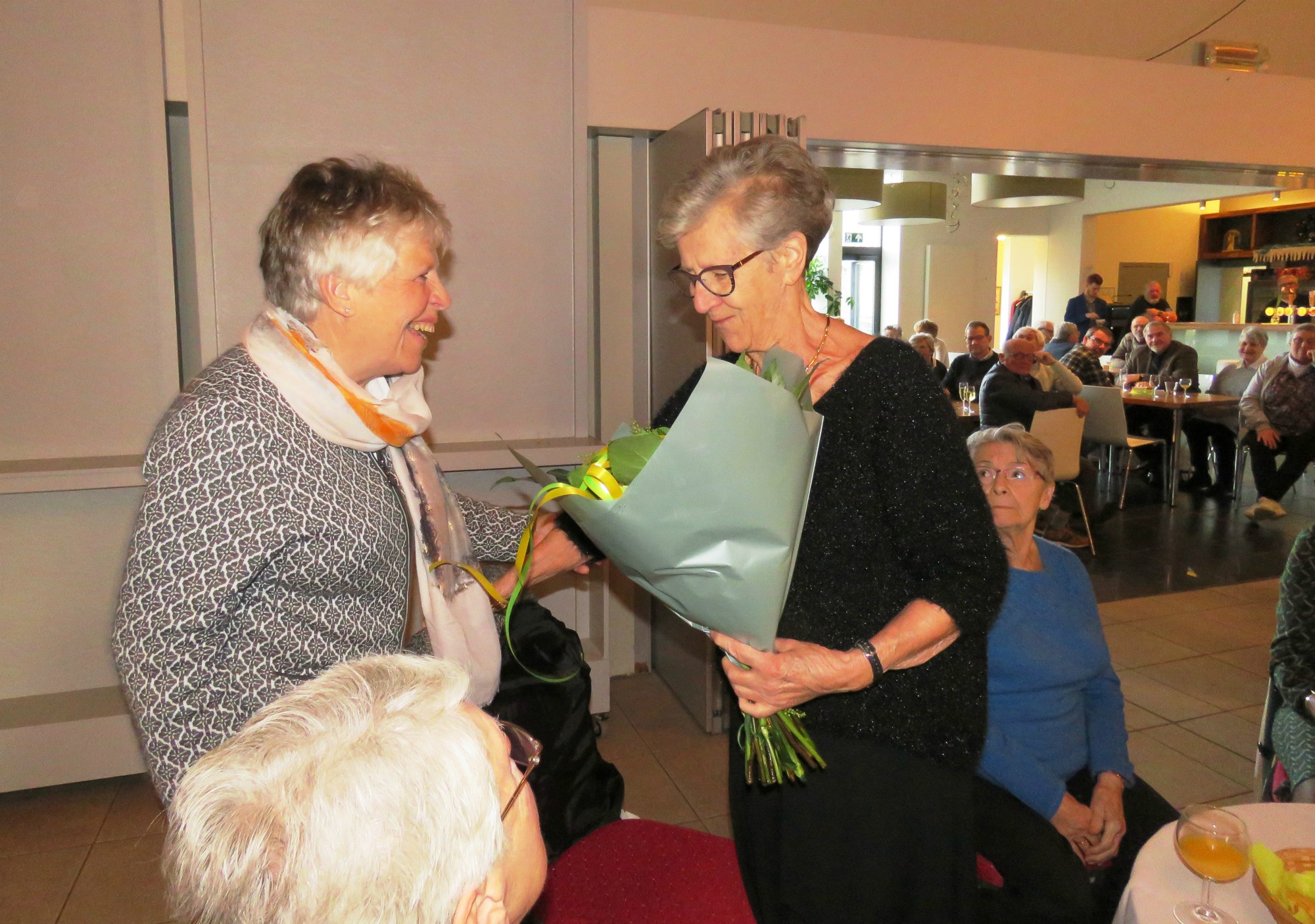 Organiste Martha Lippens wordt in de bloemetjes gezet