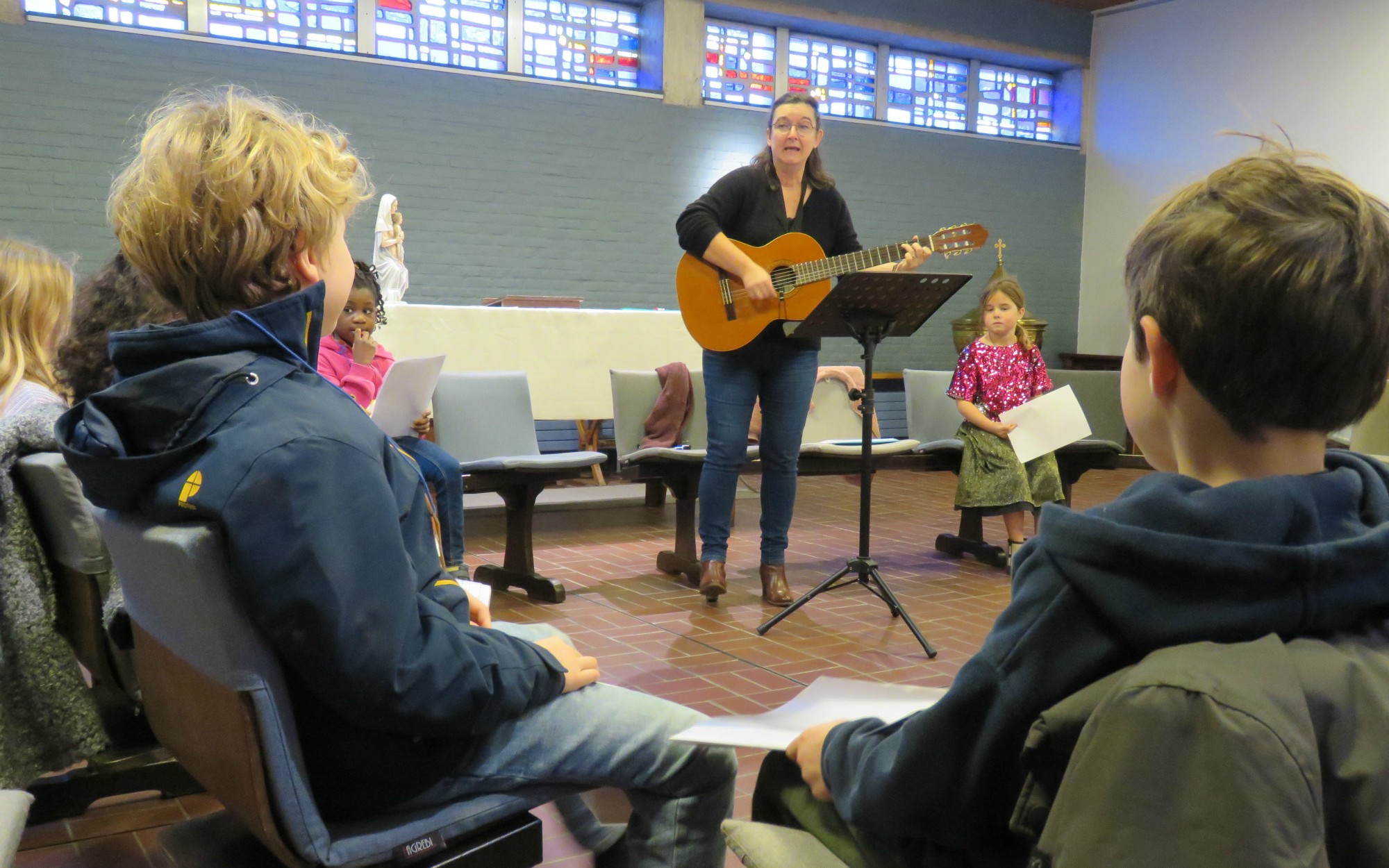 Nog een liedje leren met juf Marianne en haar gitaar