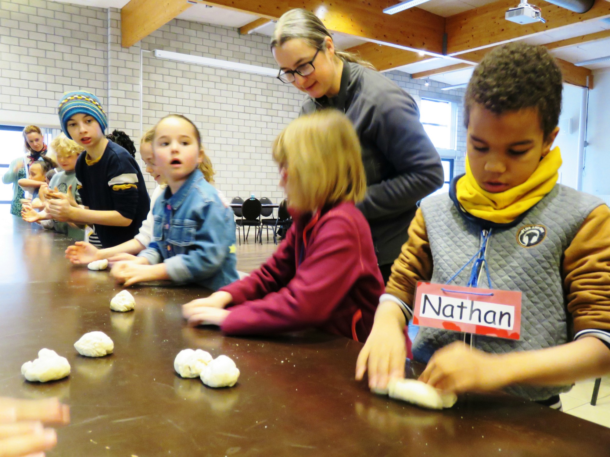 Het vriendschapsbrood wordt gekneed en gemaakt