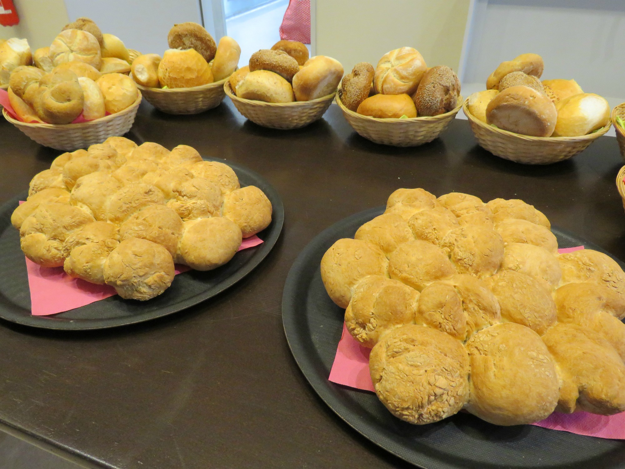 De vriendschapsbroden komen juist uit de oven