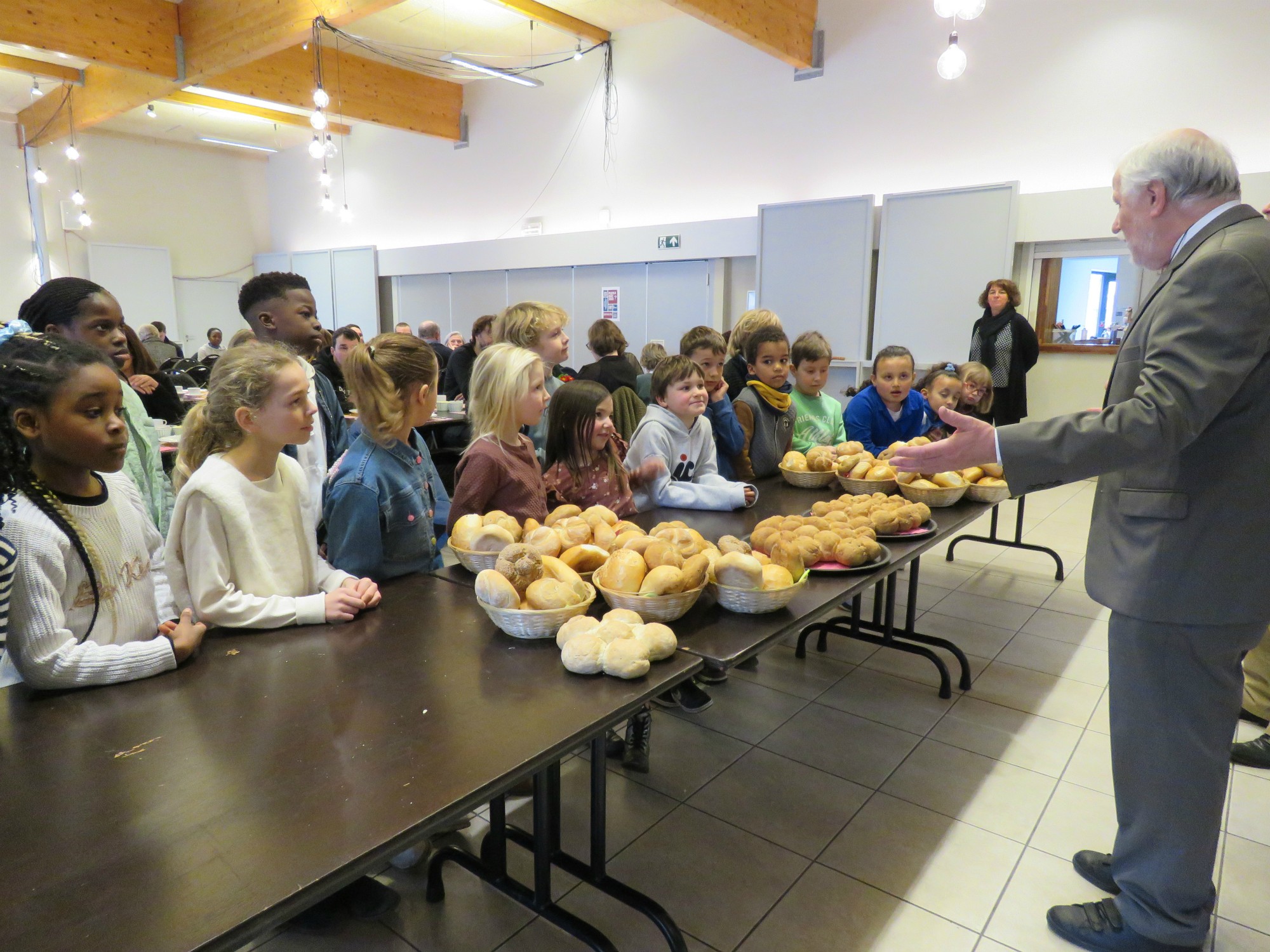 Voorganger Gie zegent het brood