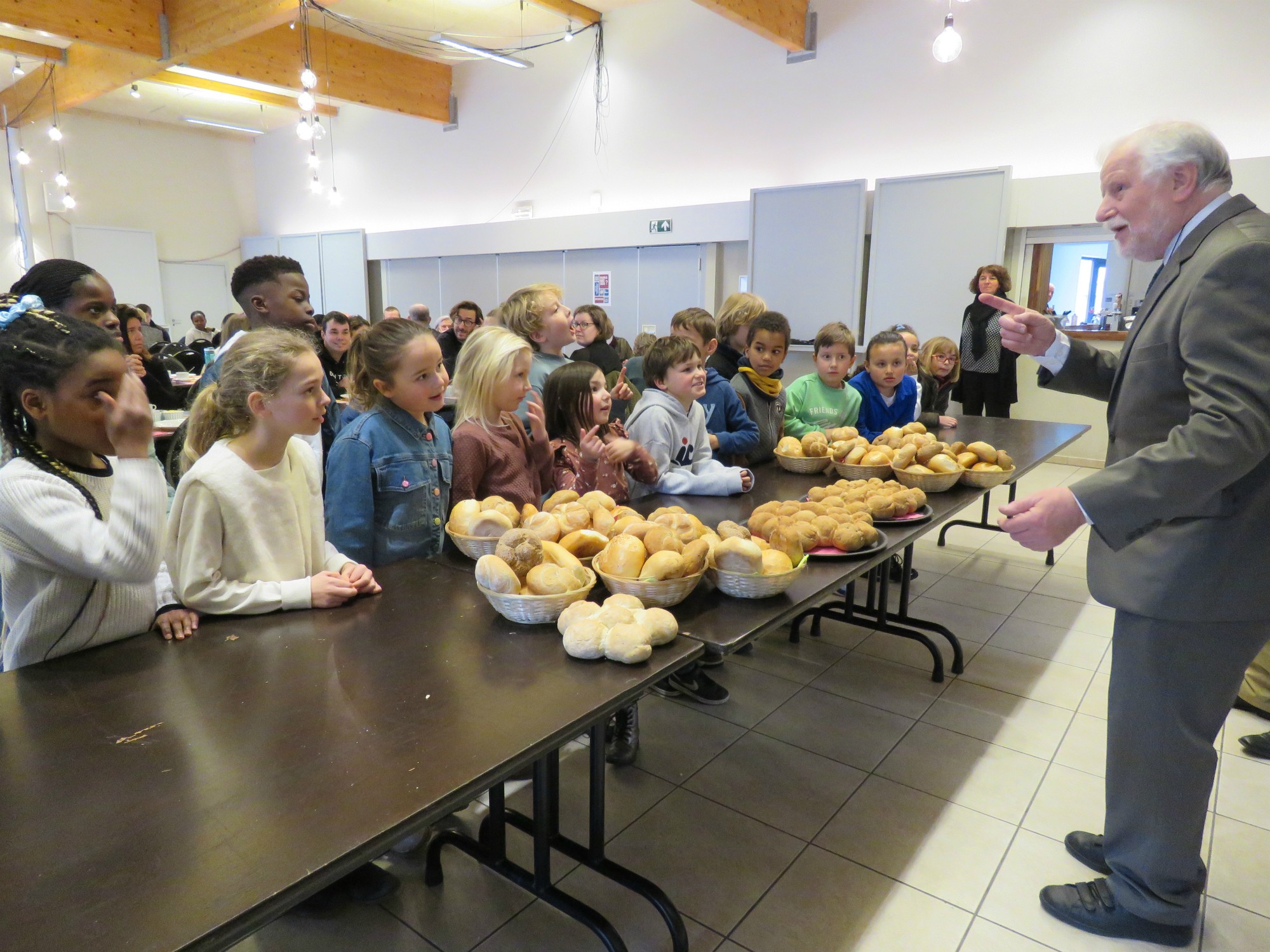 Voorganger Gie zegent het brood