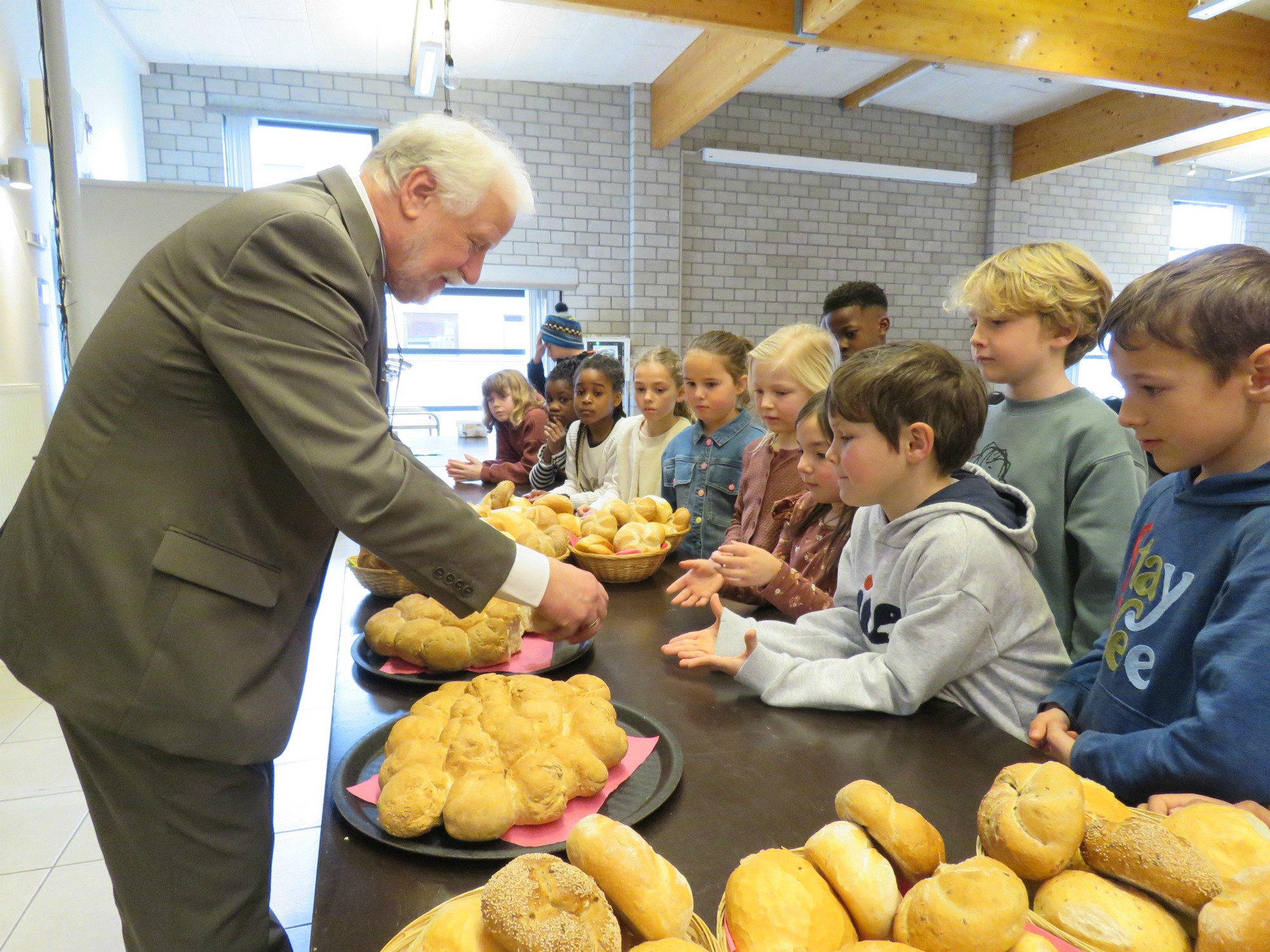 Het vriendschapsbrood wordt gebroken en gedeeld