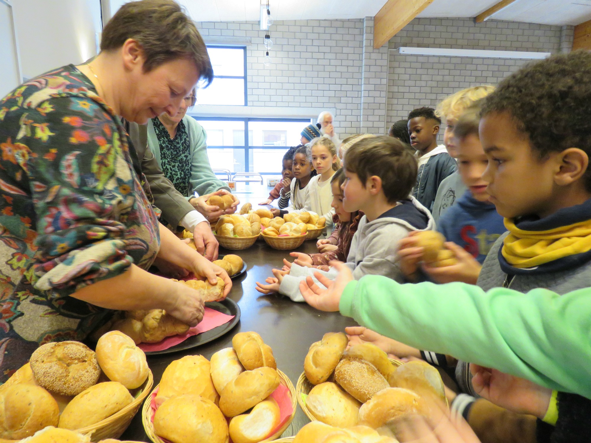 Het vriendschapsbrood wordt gebroken en gedeeld