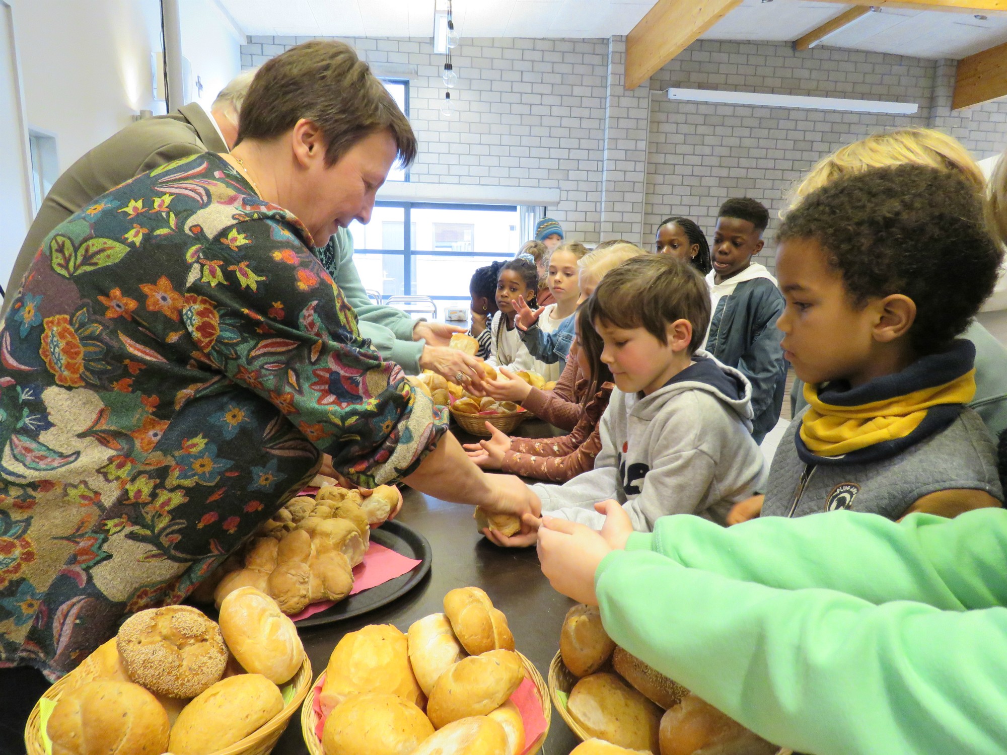 Het vriendschapsbrood wordt gebroken en gedeeld