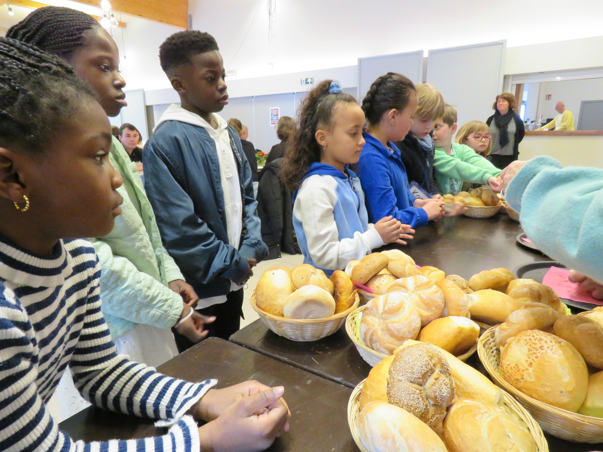 Het vriendschapsbrood wordt gebroken en gedeeld