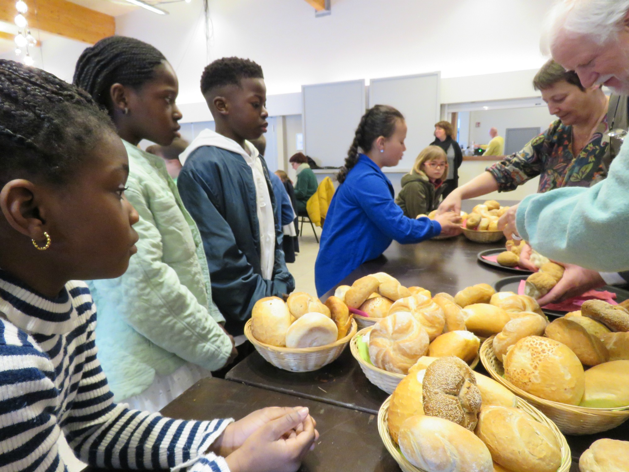 Het vriendschapsbrood wordt gebroken en gedeeld