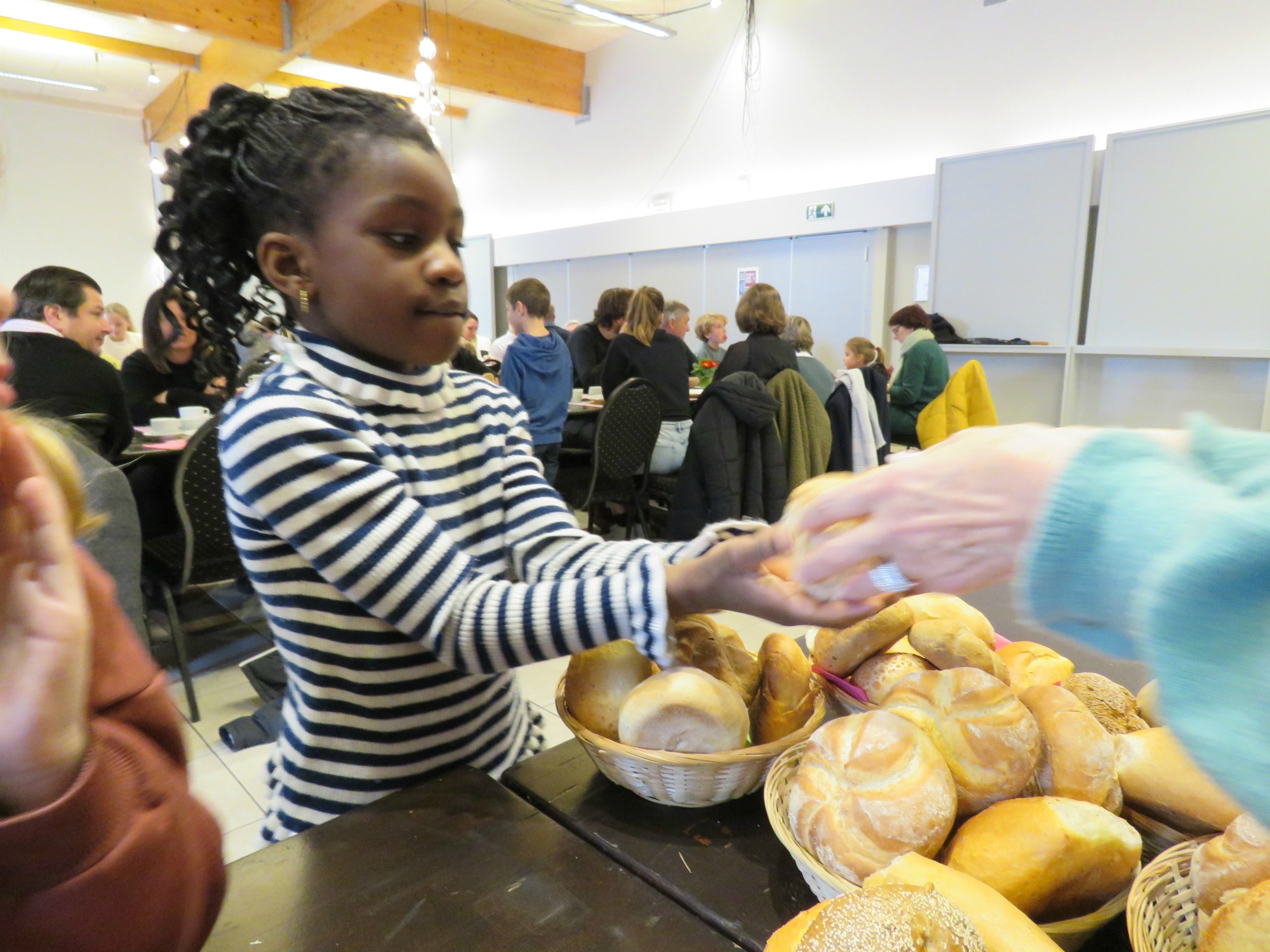 Het vriendschapsbrood wordt gebroken en gedeeld