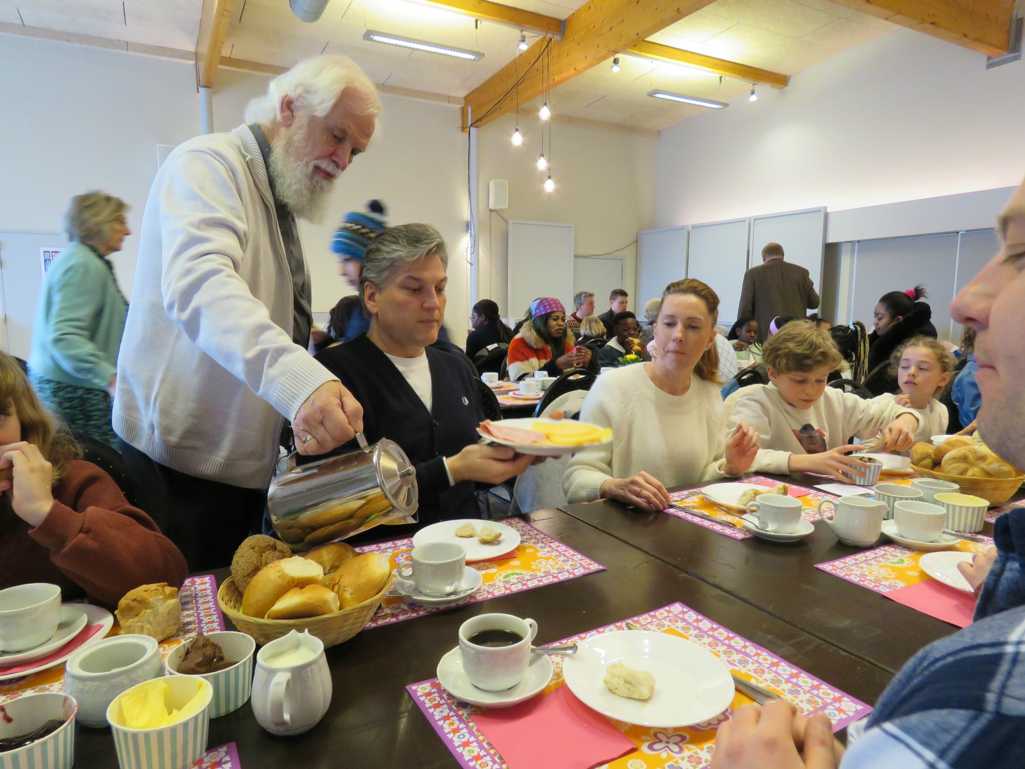 Sfeerbeelden van de broodmaaltijd van de eerste communicanten in het Sint-Anneke Centrum