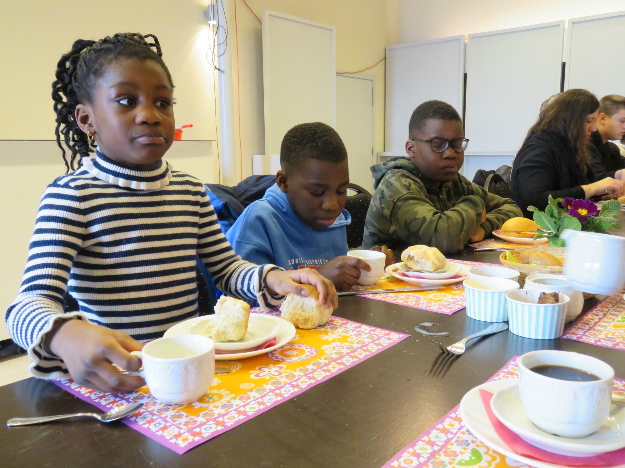 Sfeerbeelden van de broodmaaltijd van de eerste communicanten in het Sint-Anneke Centrum