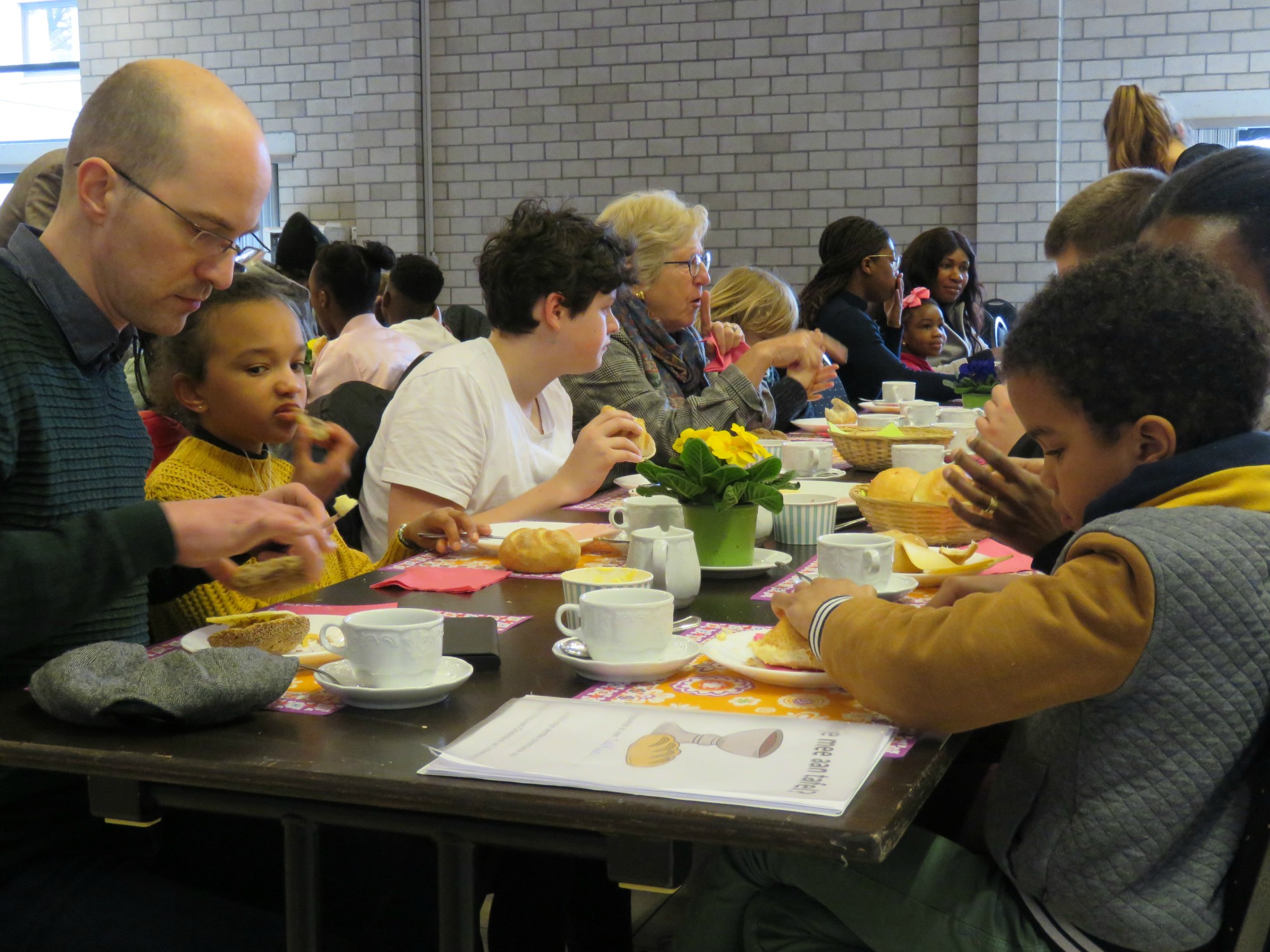 Sfeerbeelden van de broodmaaltijd van de eerste communicanten in het Sint-Anneke Centrum