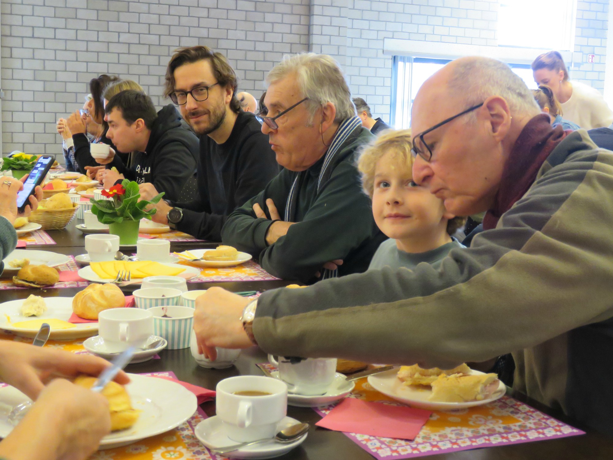 Sfeerbeelden van de broodmaaltijd van de eerste communicanten in het Sint-Anneke Centrum