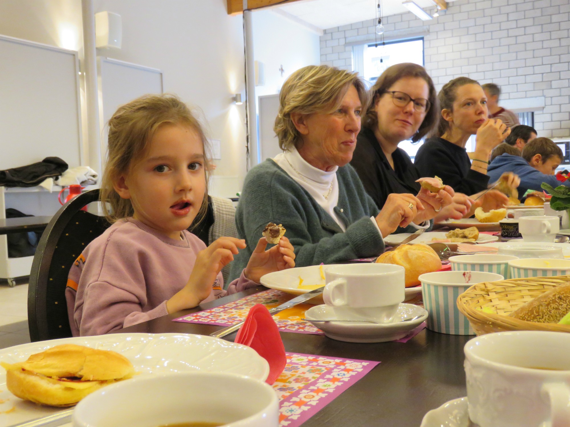 Sfeerbeelden van de broodmaaltijd van de eerste communicanten in het Sint-Anneke Centrum