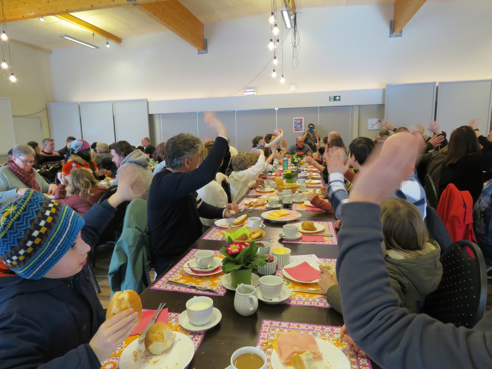 Sfeerbeelden van de broodmaaltijd van de eerste communicanten in het Sint-Anneke Centrum