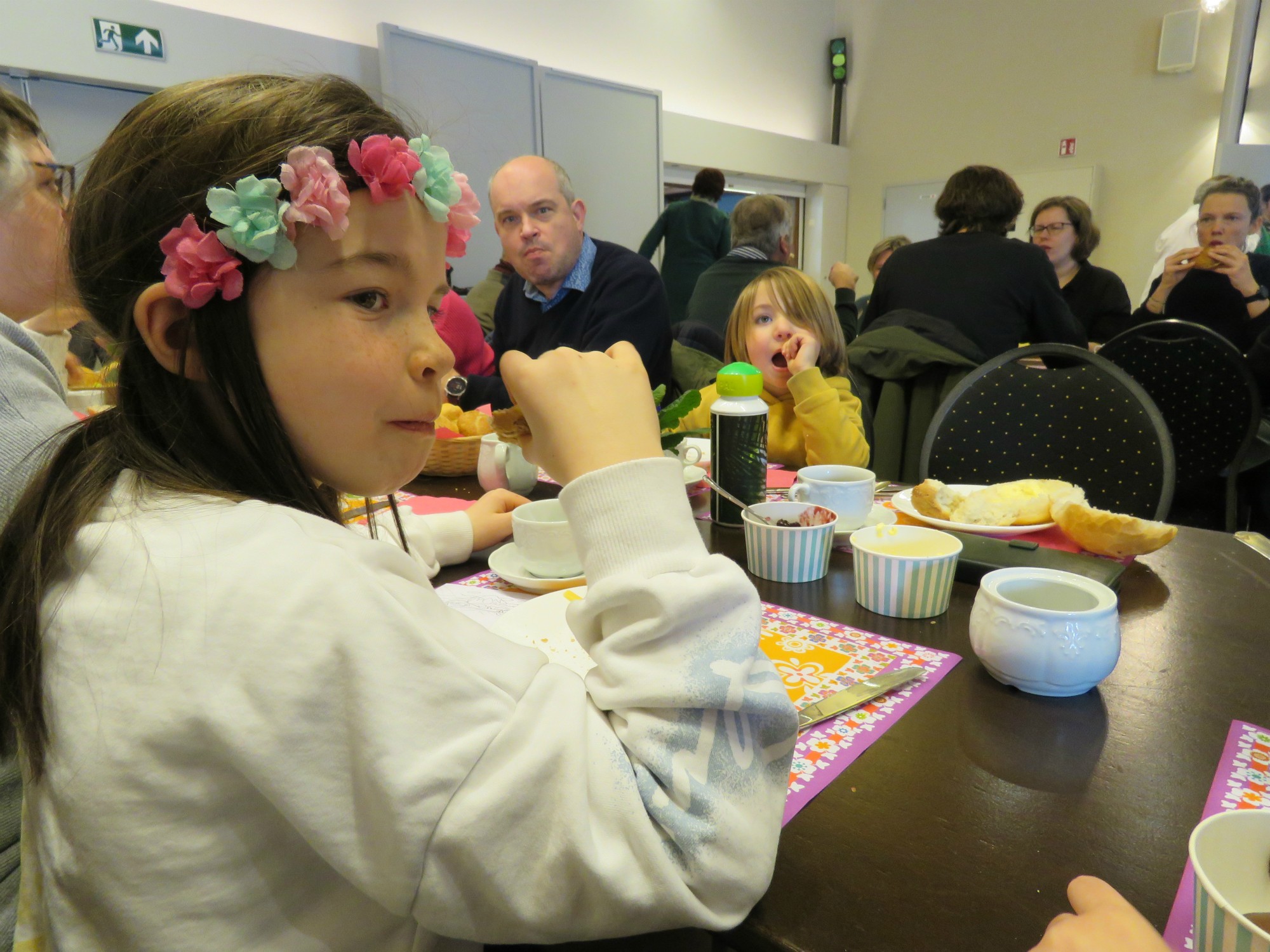 Sfeerbeelden van de broodmaaltijd van de eerste communicanten in het Sint-Anneke Centrum