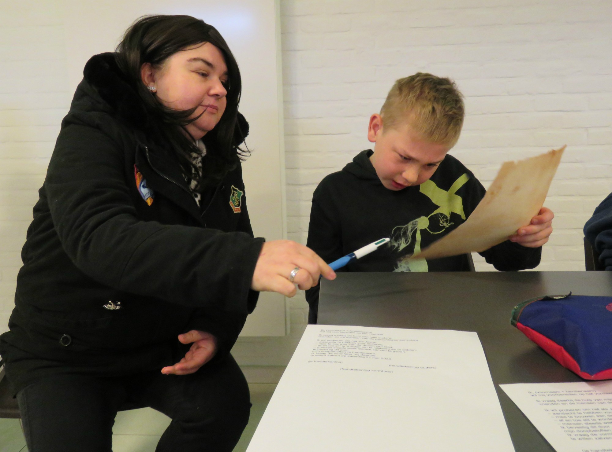 Samen met de ouders wordt het charter besproken en later ondertekenend