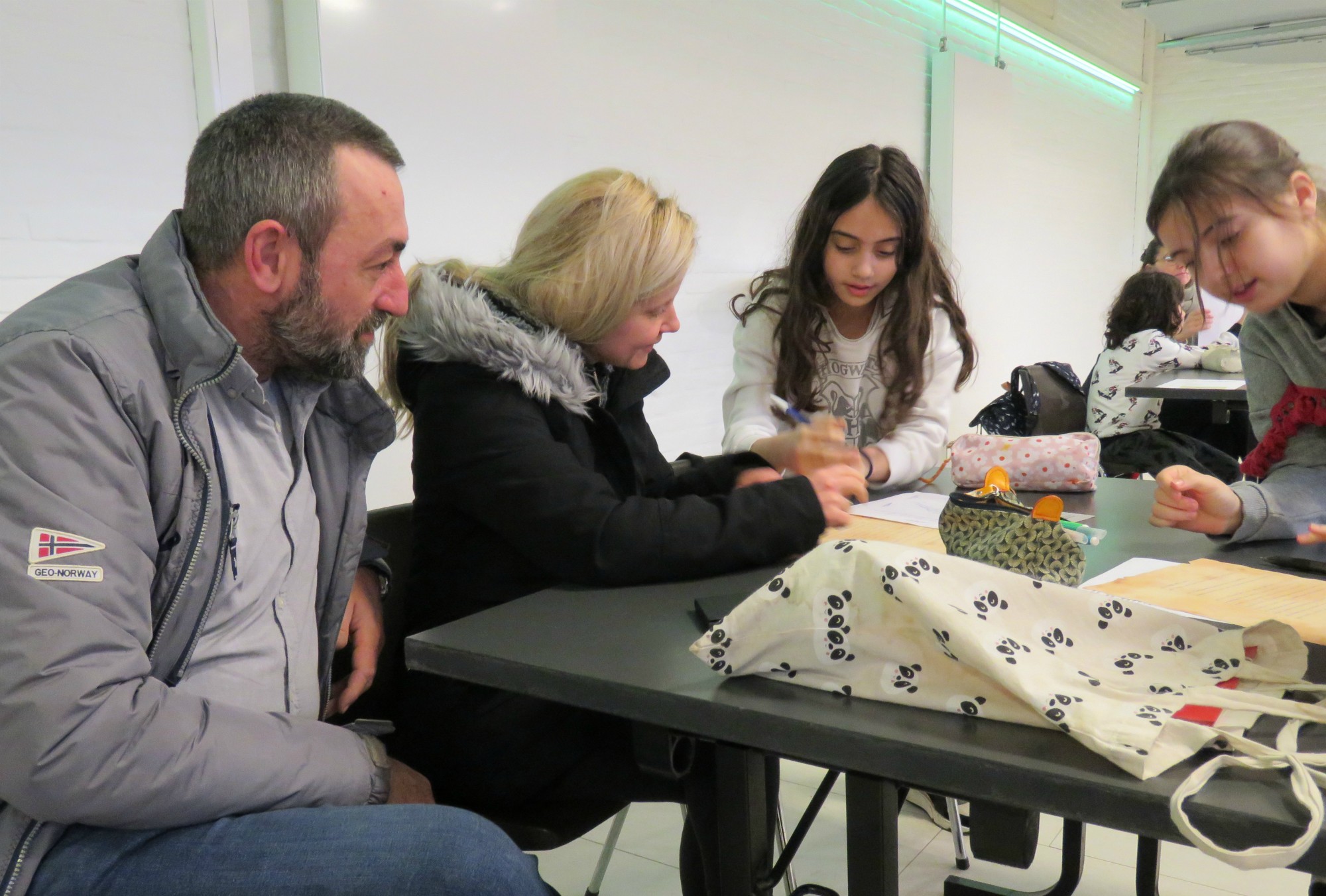 Samen met de ouders wordt het charter besproken en later ondertekenend