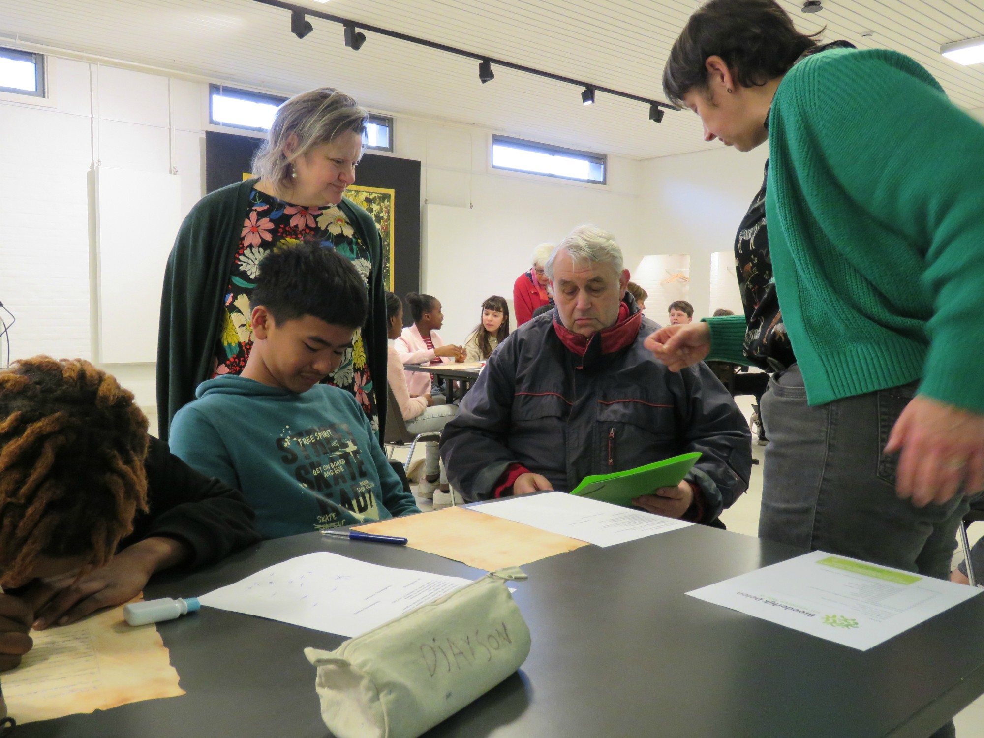 Samen met de ouders wordt het charter besproken en later ondertekenend