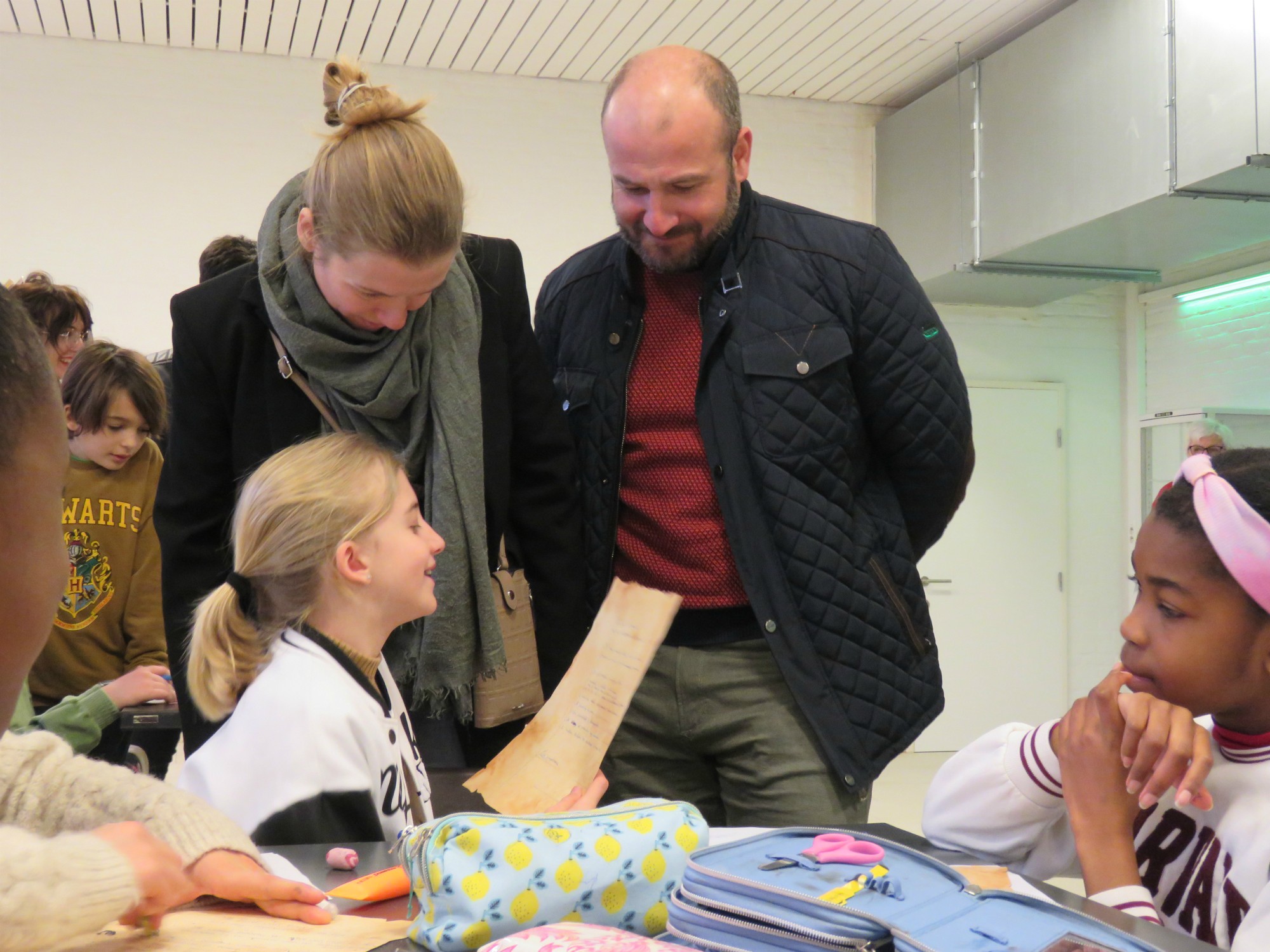 Samen met de ouders wordt het charter besproken en later ondertekenend