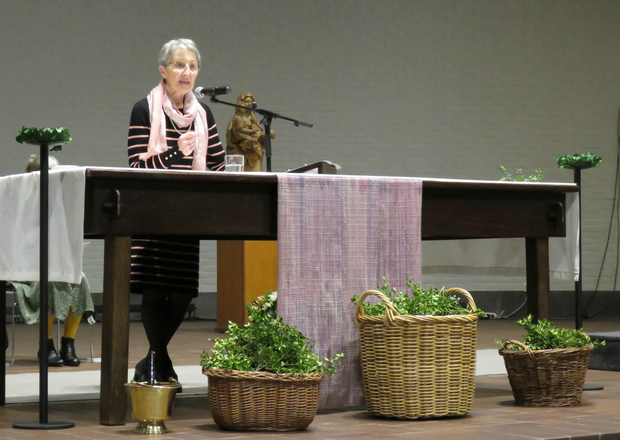 Wijding van de palmtakjes door voorganger Hilda Sas