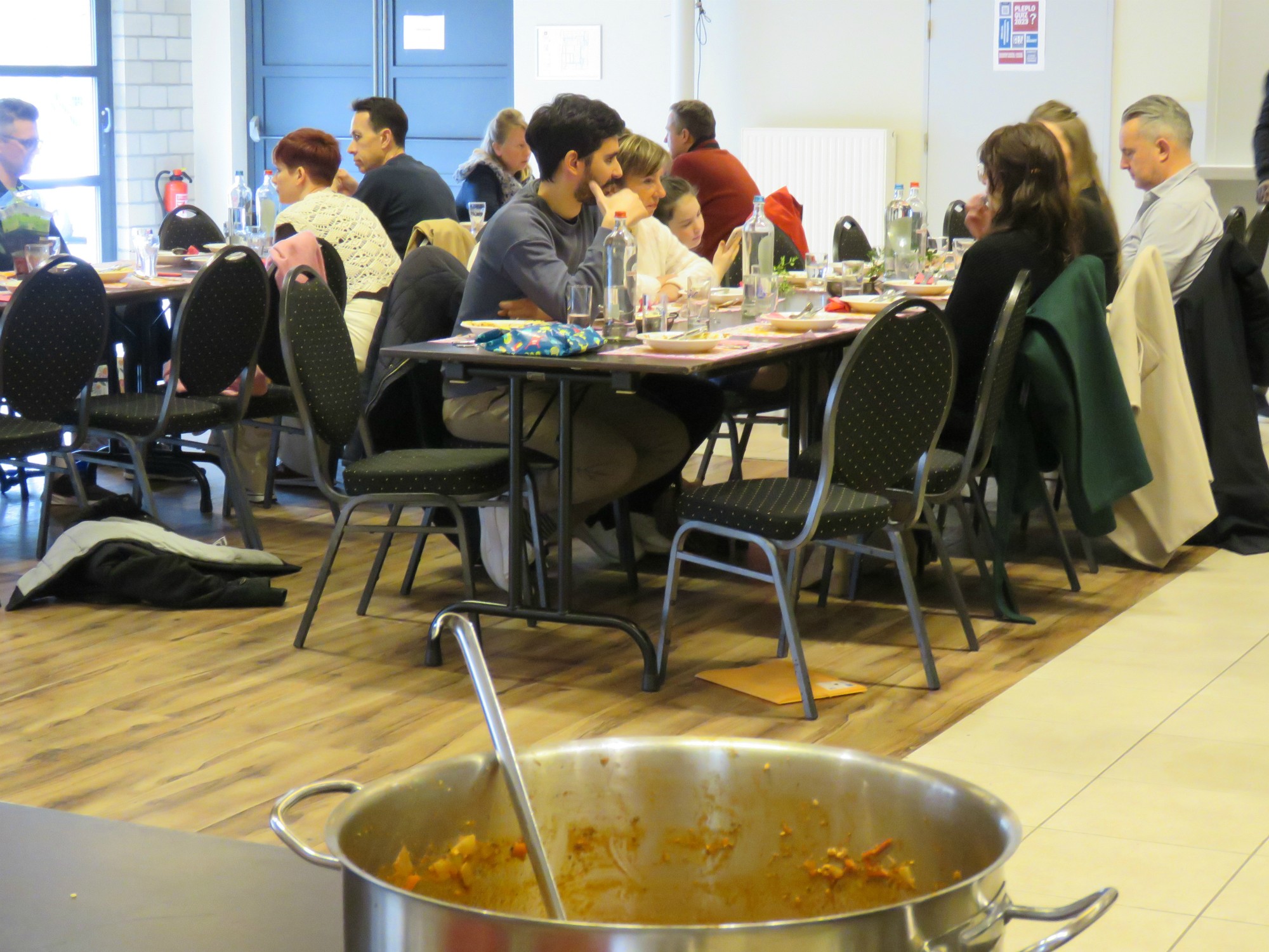 De vormelingen genieten met hun familie van een heerlijke spaghetti