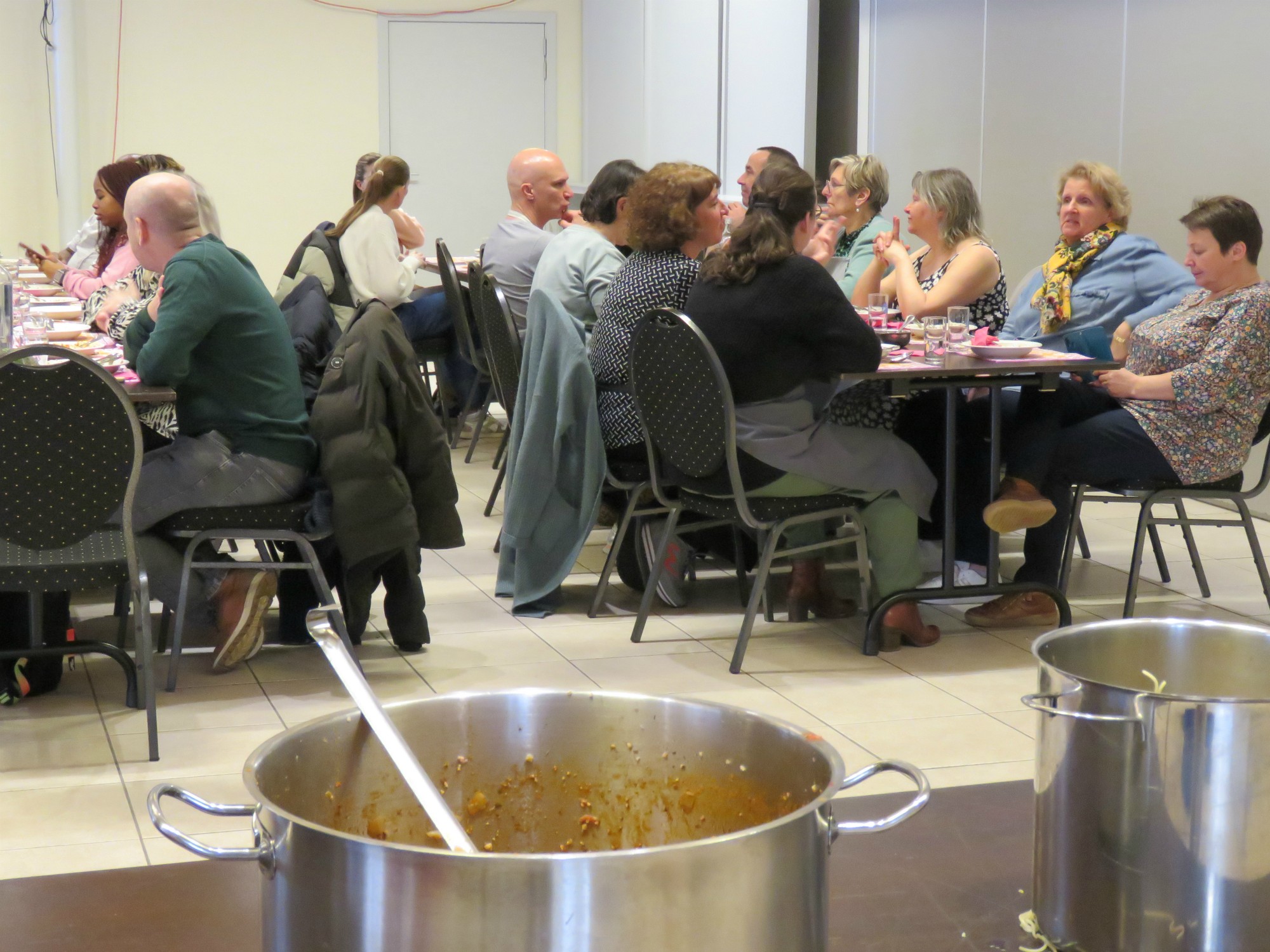 De vormelingen genieten met hun familie van een heerlijke spaghetti