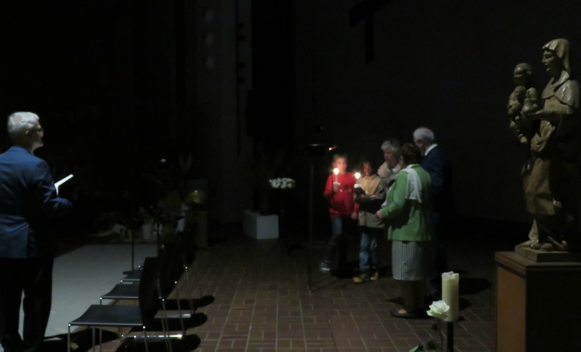 Paaswake | Het licht wordt binnen gebracht en ontstoken