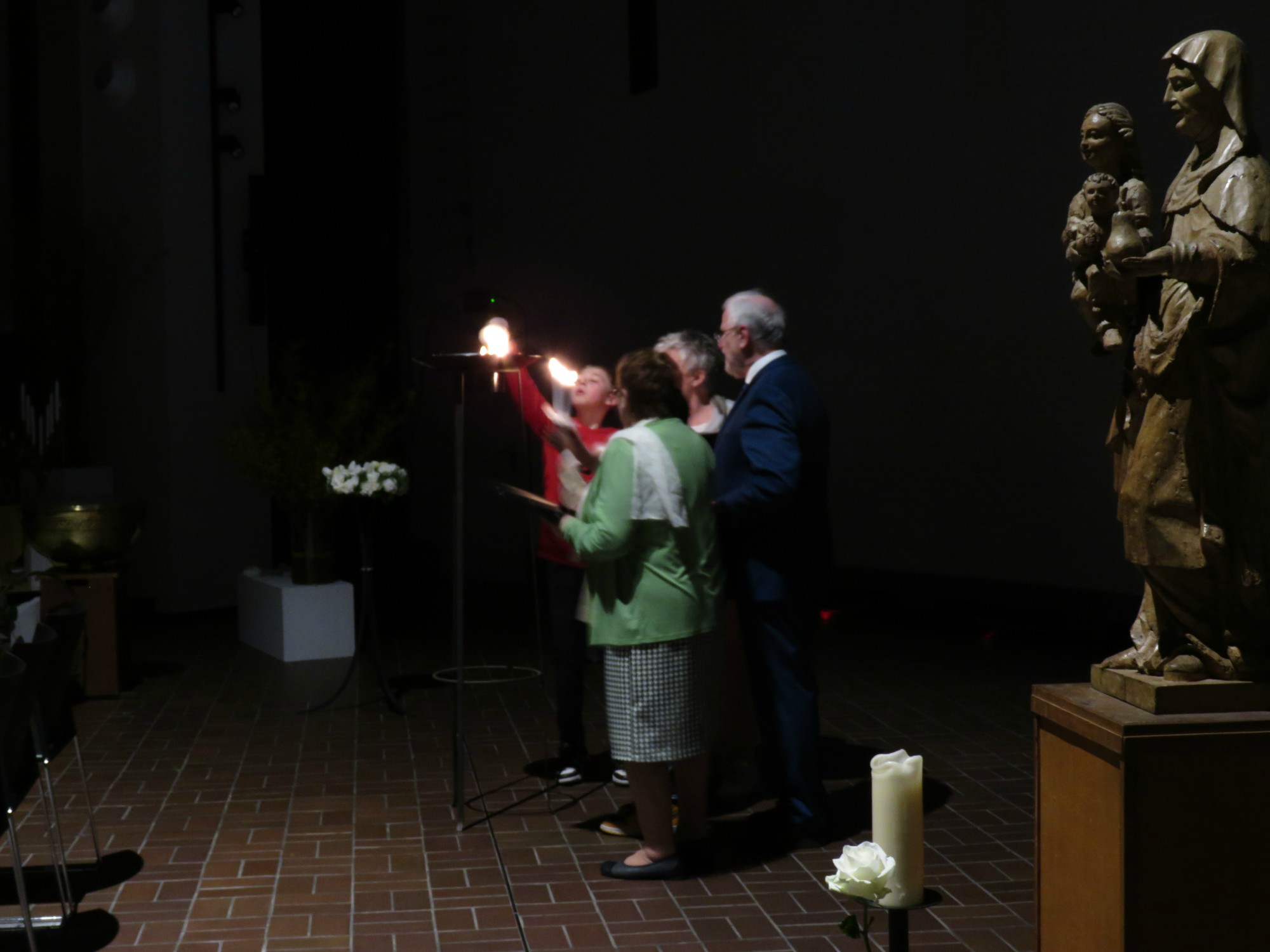 Paaswake | Het licht wordt binnen gebracht en ontstoken