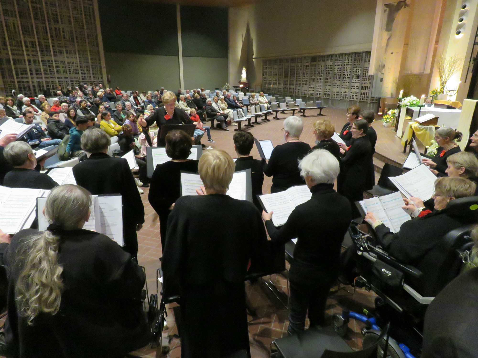 Paaswake | Slotlied door het Sint-Annakoor, o.l.v. Myriam Baert, Joannes Thuy aan het orgel