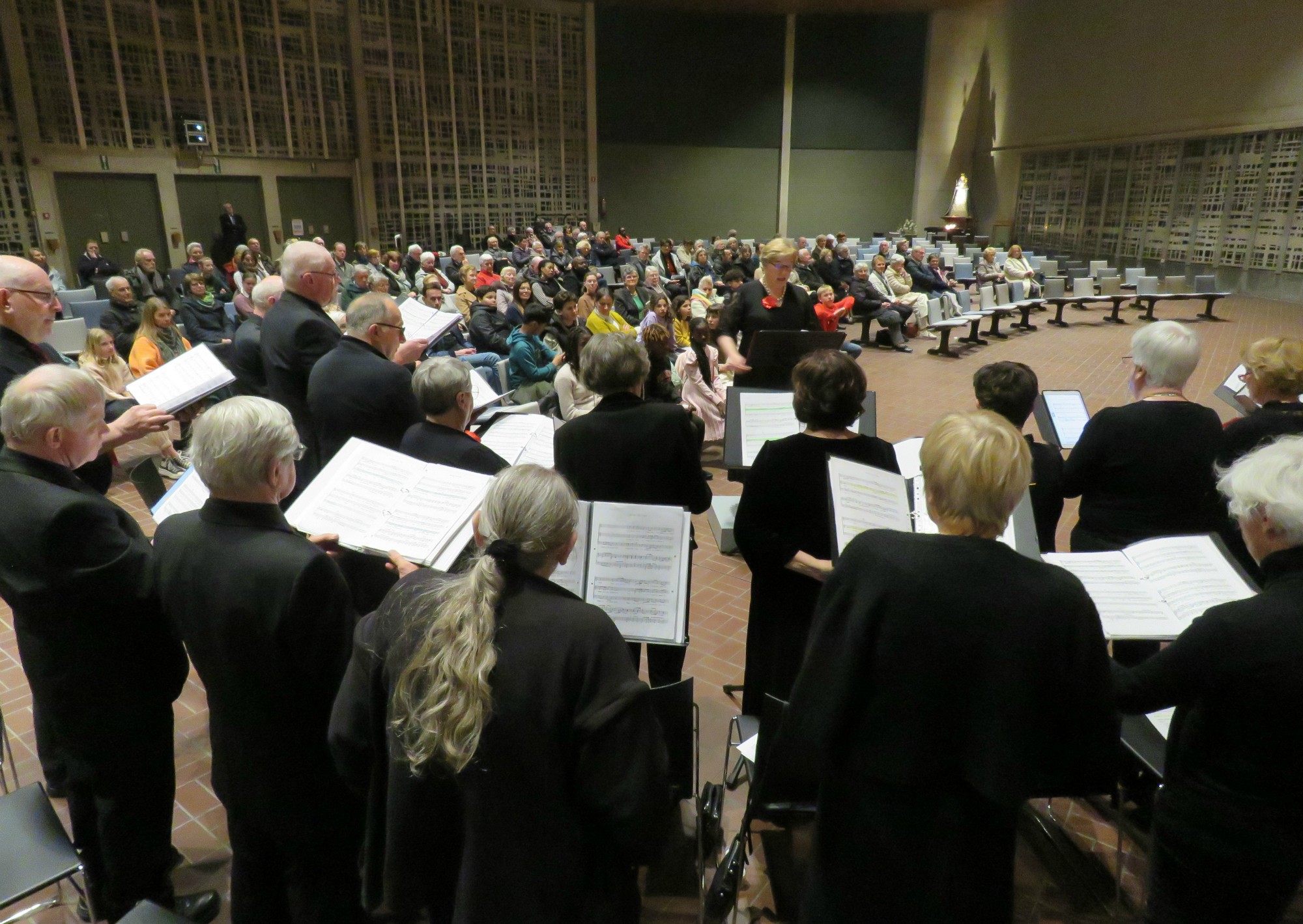 Paaswake | Slotlied door het Sint-Annakoor, o.l.v. Myriam Baert, Joannes Thuy aan het orgel