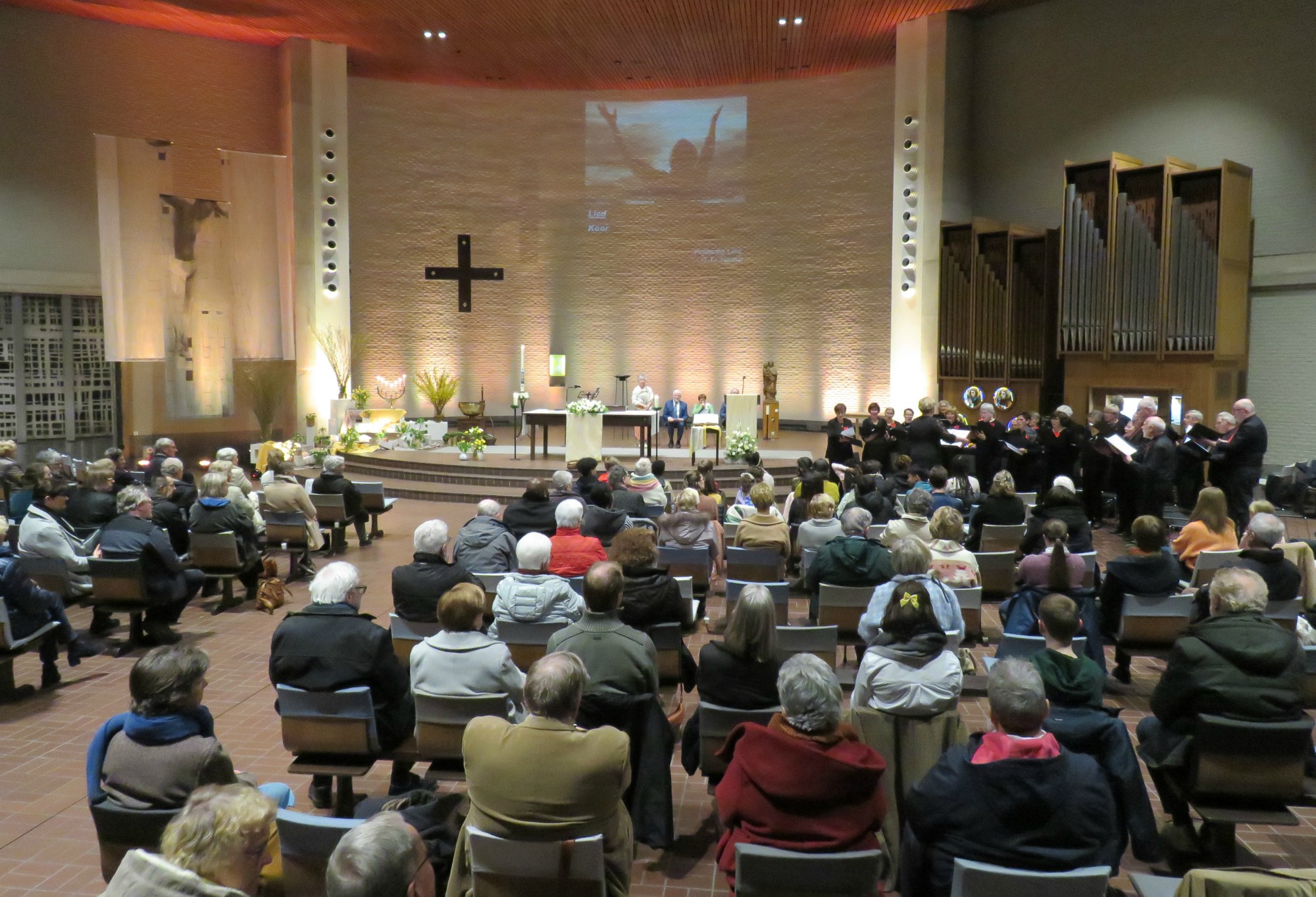 Paaswake | Slotlied door het Sint-Annakoor, o.l.v. Myriam Baert, Joannes Thuy aan het orgel